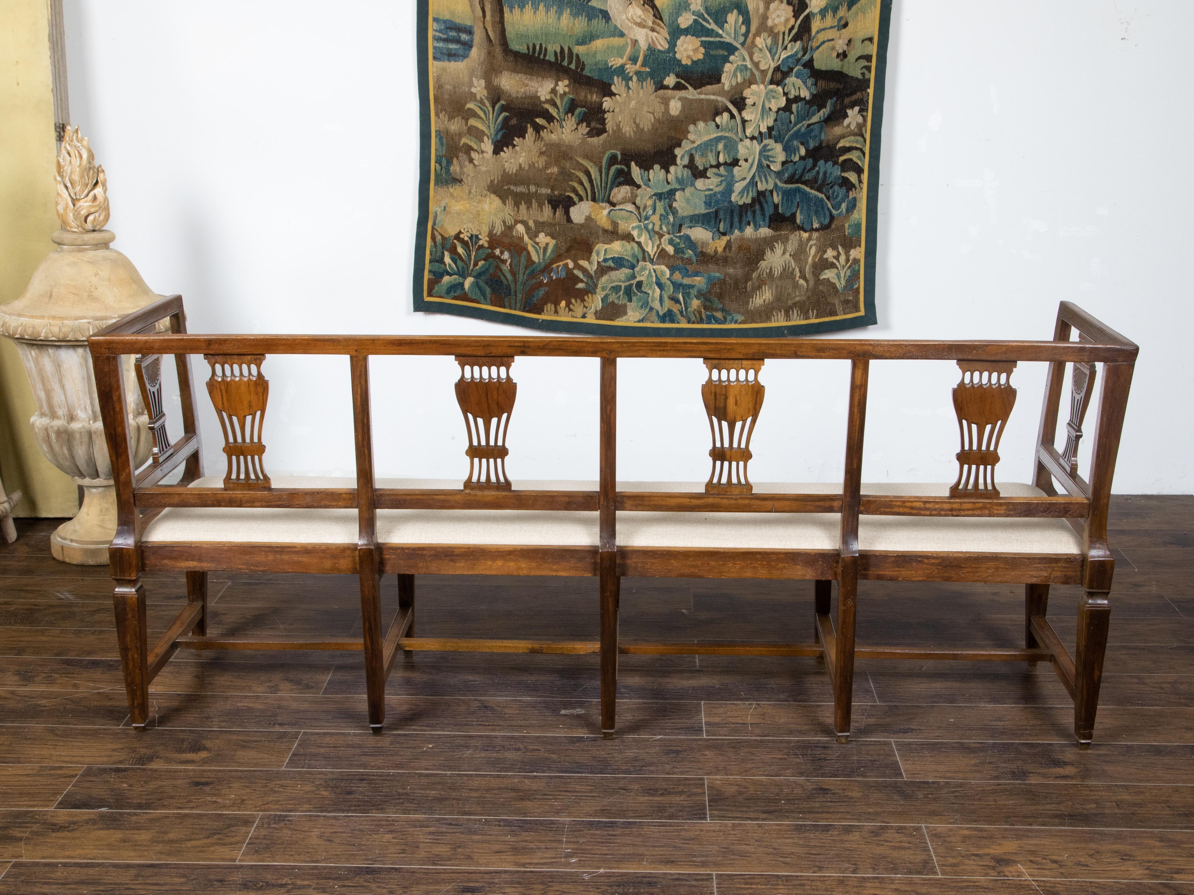 Kontinentales Nussbaumholz-Sessel im neoklassischen Stil des 19. Jahrhunderts mit geschnitzten Leisten  (Geschnitzt) im Angebot