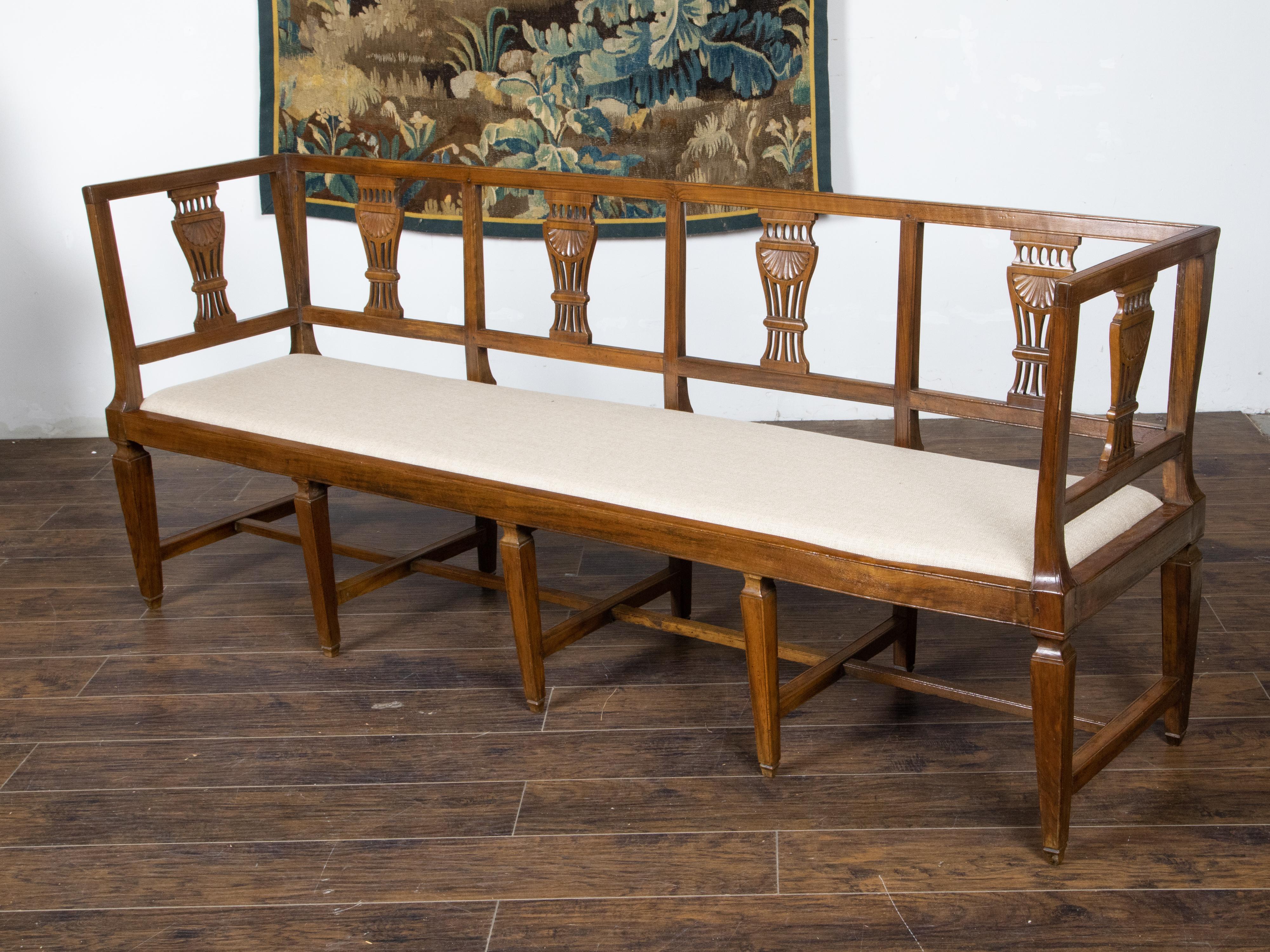Kontinentales Nussbaumholz-Sessel im neoklassischen Stil des 19. Jahrhunderts mit geschnitzten Leisten  im Angebot 1