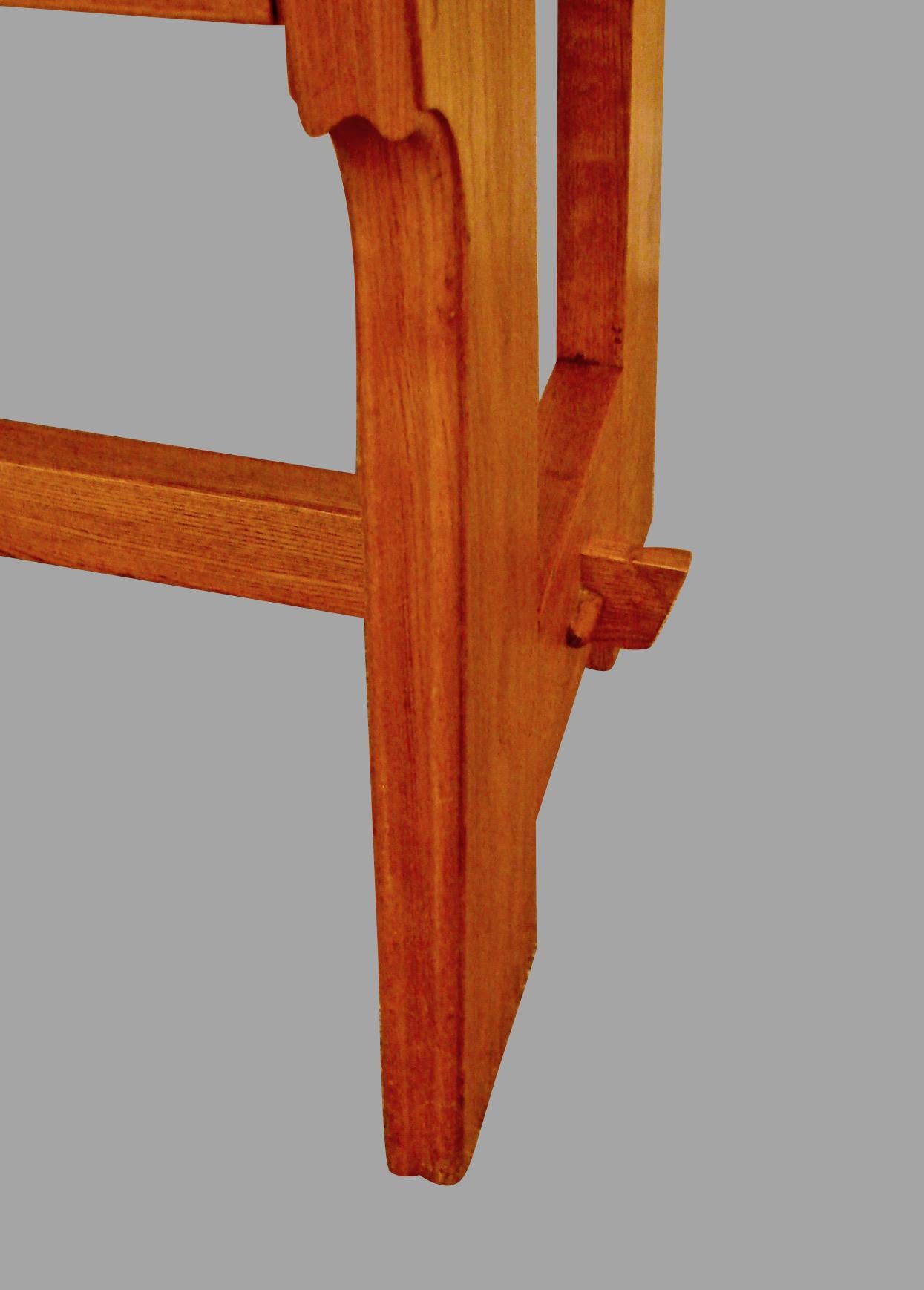 Allemand Table d'époque Arts & Crafts en chêne continental avec 2 tiroirs en vente