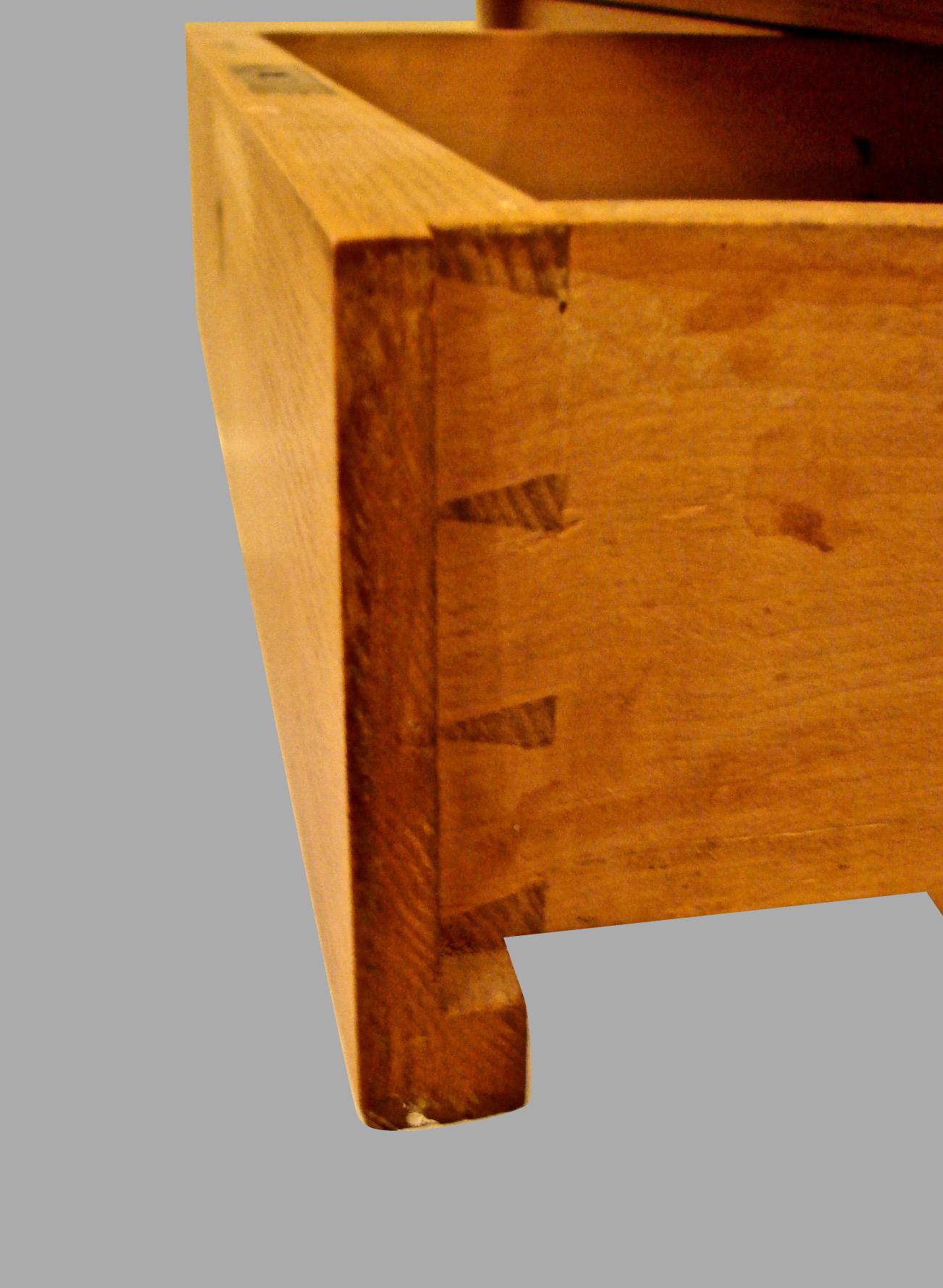 Début du 20ème siècle Table d'époque Arts & Crafts en chêne continental avec 2 tiroirs en vente