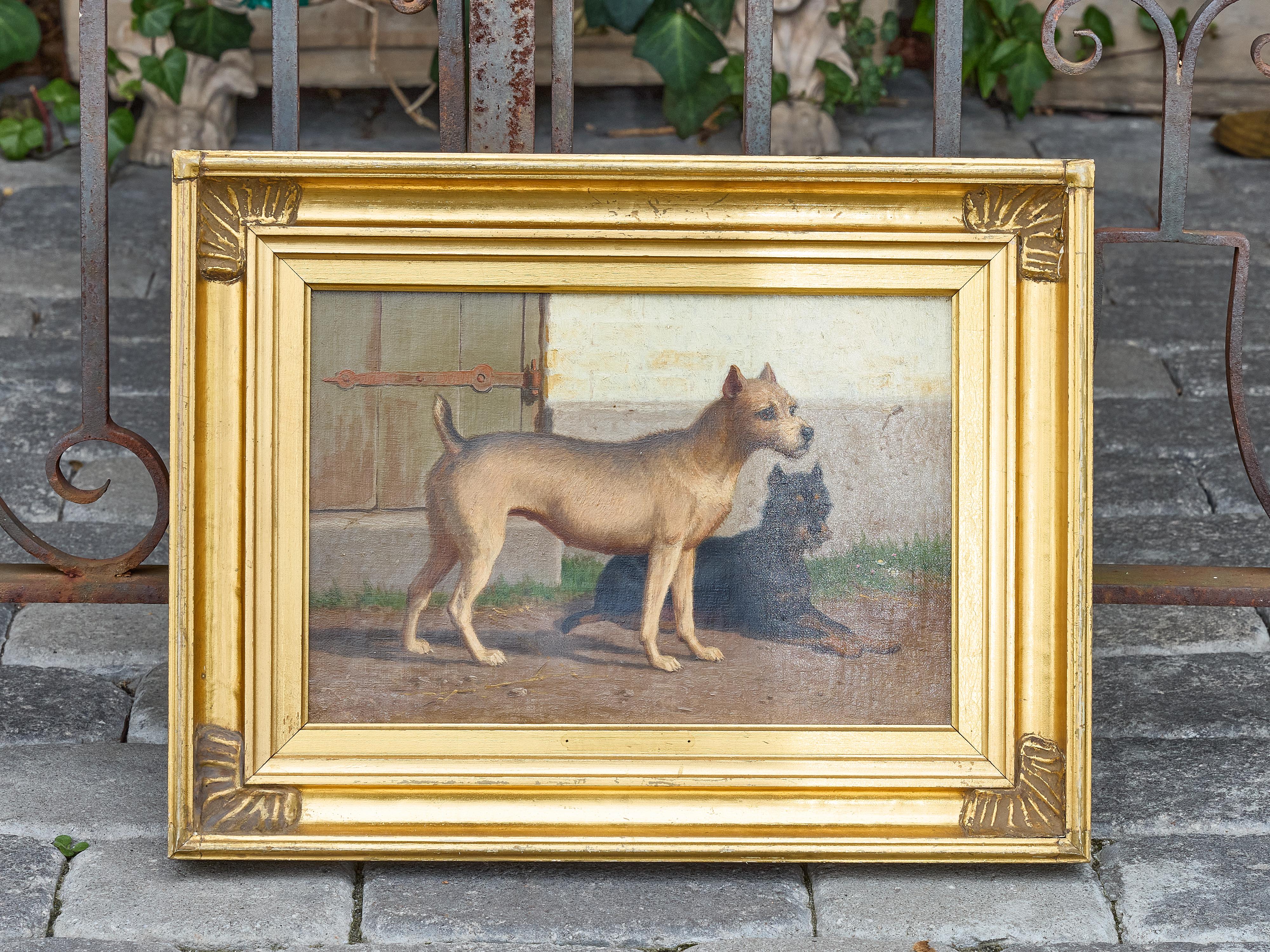 Charmante peinture à l'huile continentale représentant deux chiens, datant probablement du début du XXe siècle. Cette composition datant d'environ 1900 représente une scène naturaliste en plein air avec deux canidés alertes - l'un au pelage clair et