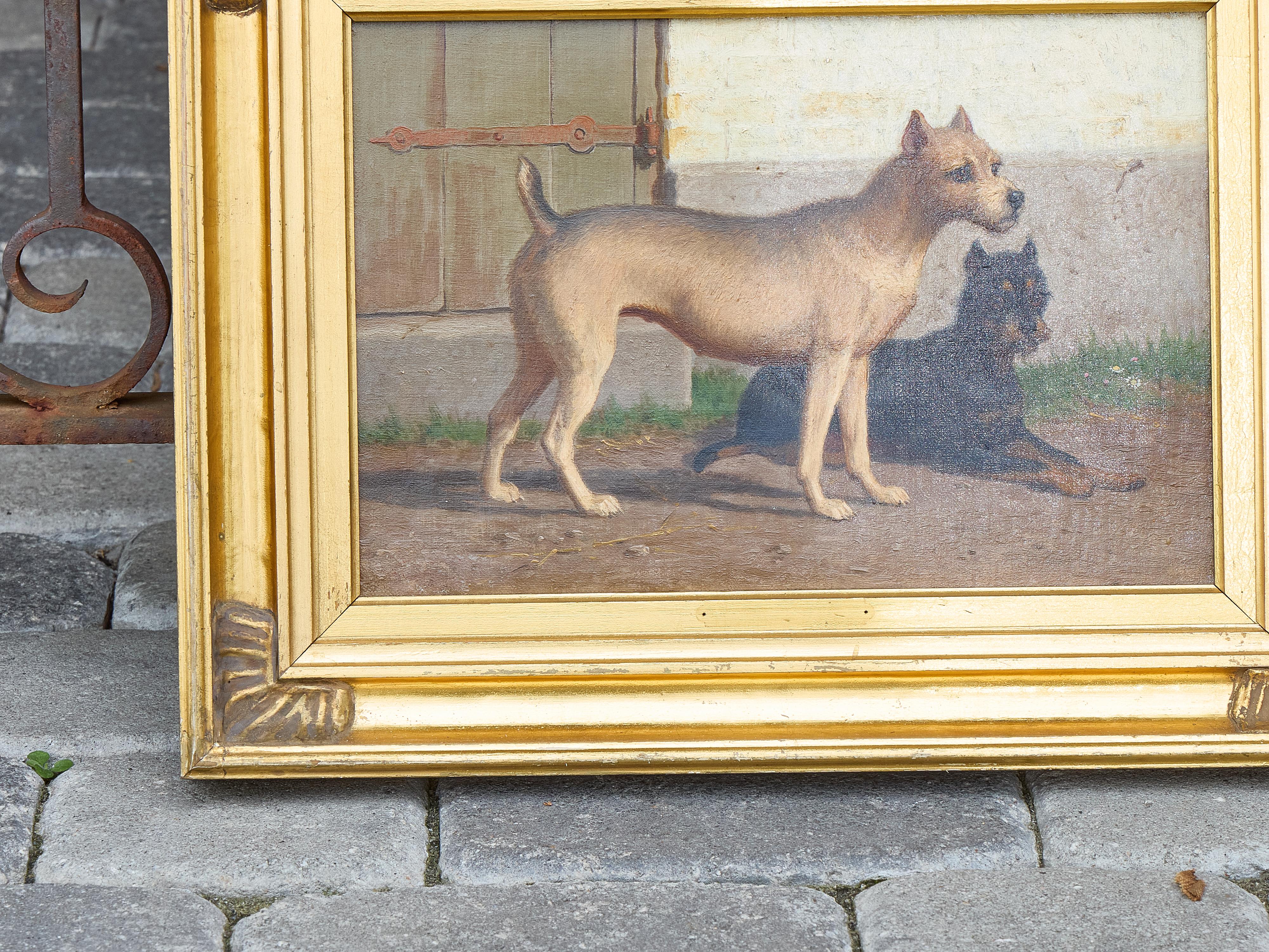 Européen Peinture à l'huile continentale de deux chiens dans la cour, vers 1900 - Cadre doré en vente