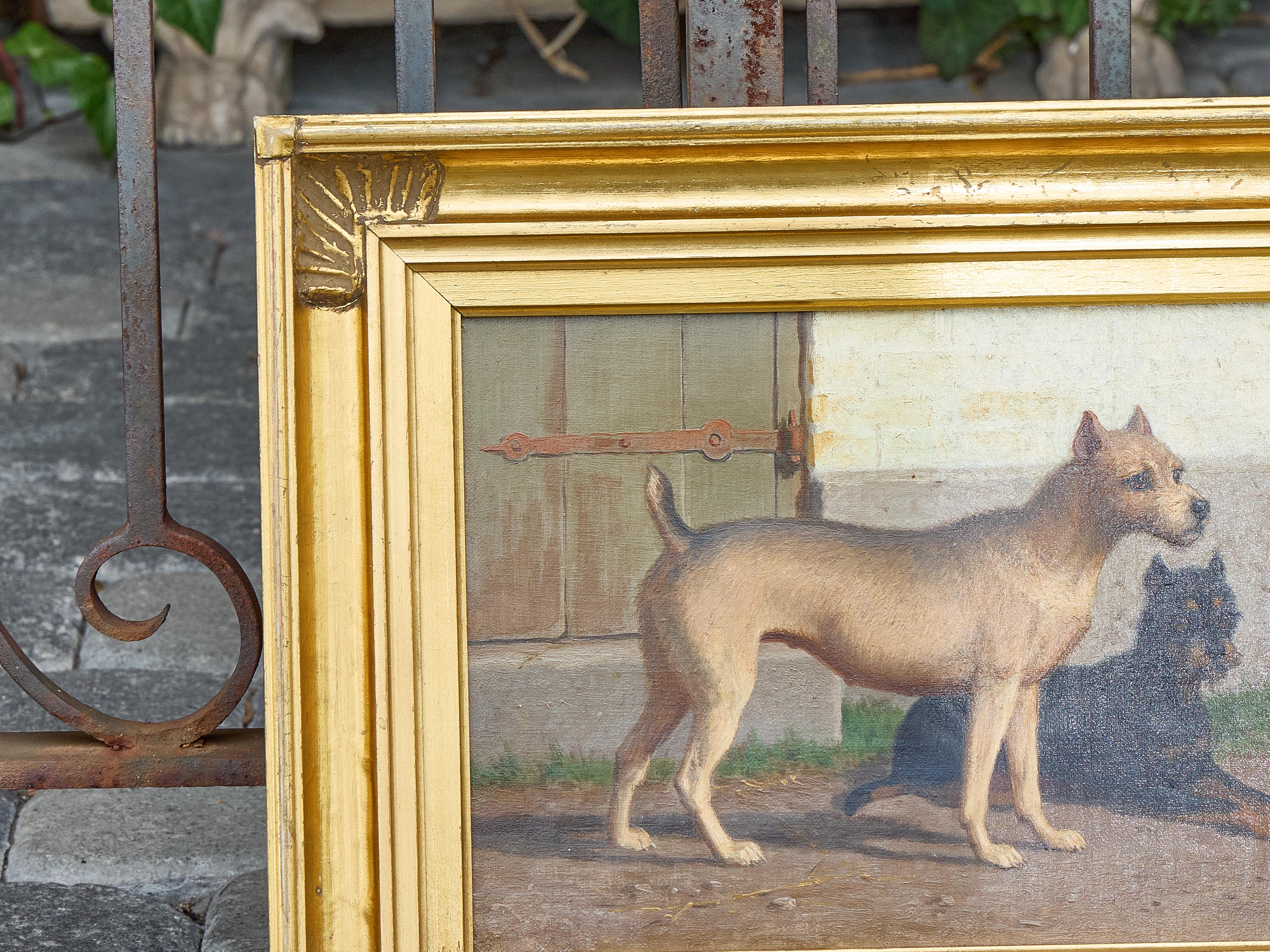 Peint à la main Peinture à l'huile continentale de deux chiens dans la cour, vers 1900 - Cadre doré en vente