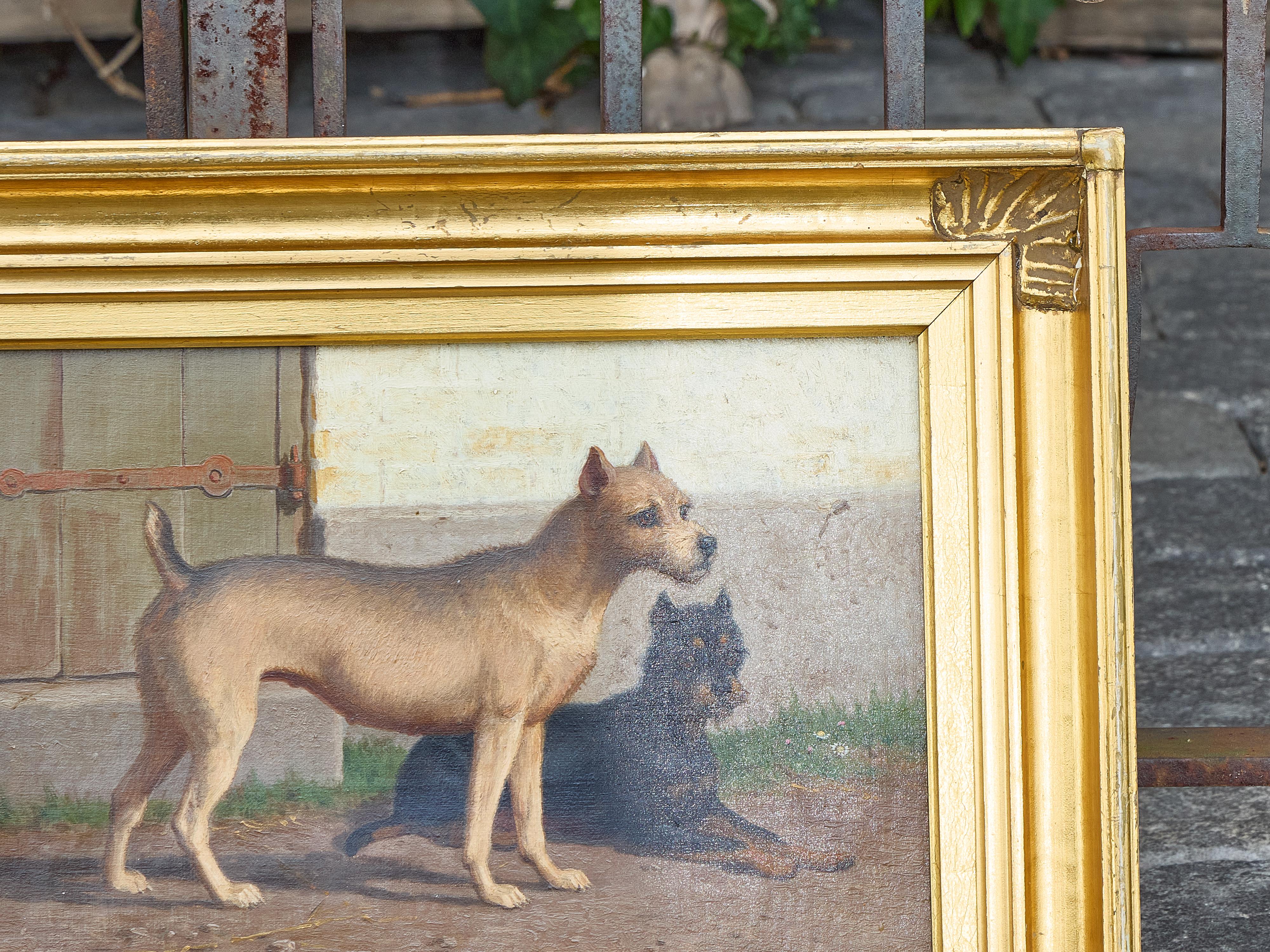 Peinture à l'huile continentale de deux chiens dans la cour, vers 1900 - Cadre doré Bon état - En vente à Atlanta, GA