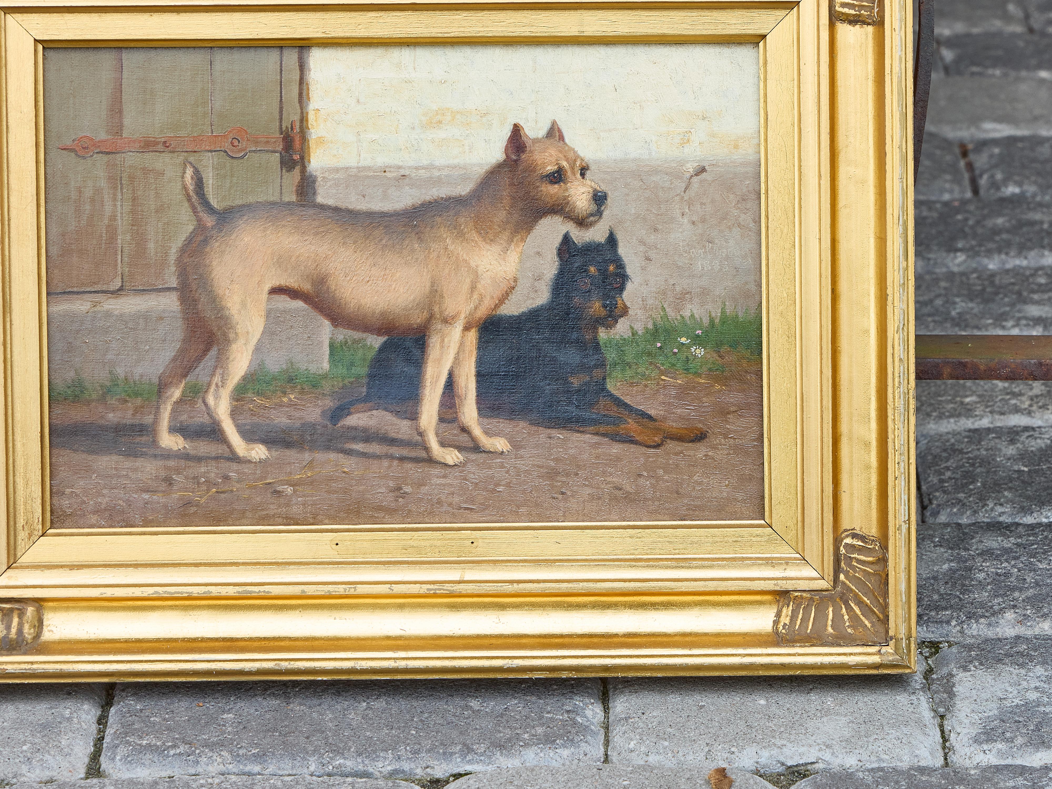 20ième siècle Peinture à l'huile continentale de deux chiens dans la cour, vers 1900 - Cadre doré en vente