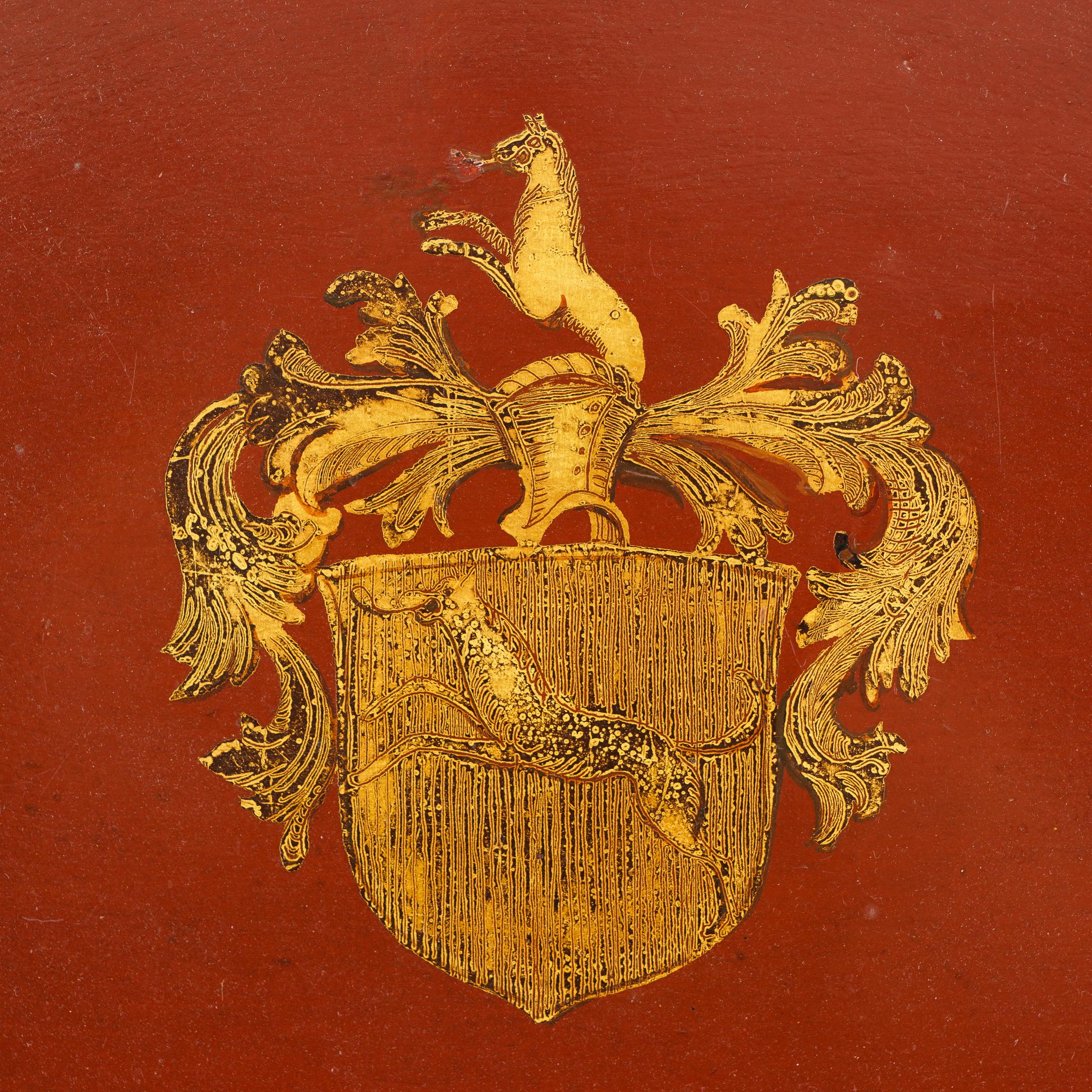 Kontinentales ovales Teetablett mit vergoldetem Wappen, 1825-50 im Angebot 4
