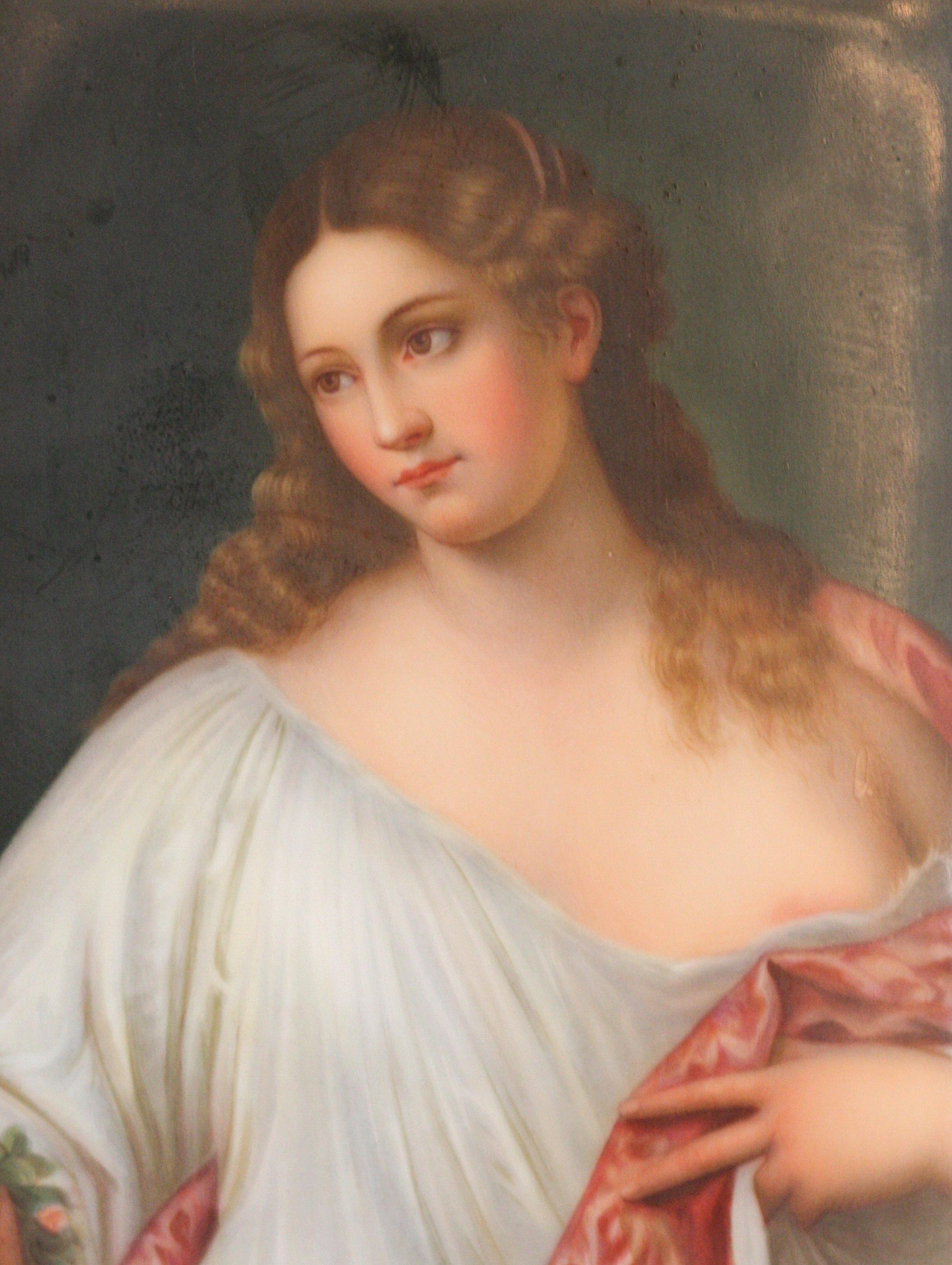 Placa de Porcelana Pintada Continental de una Santa Femenina siglo XX en venta