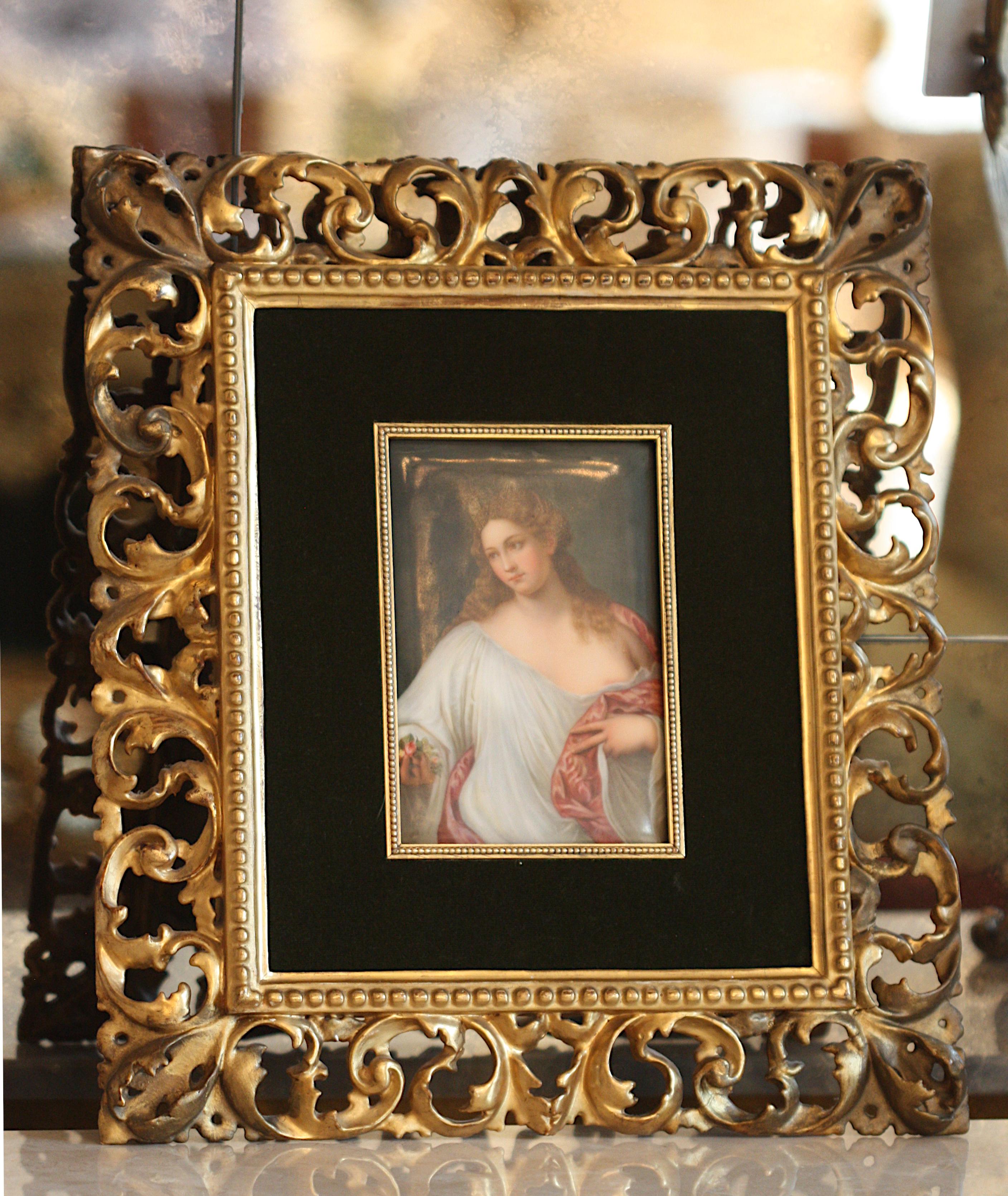 Placa de Porcelana Pintada Continental de una Santa Femenina en venta 2