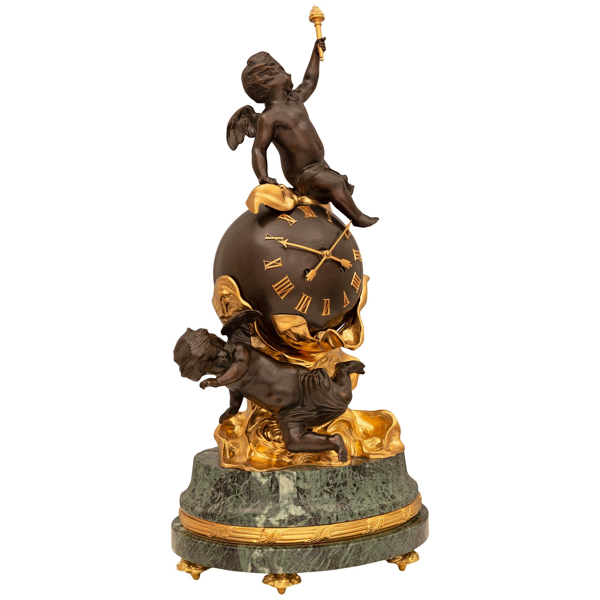 Kontinentale Uhr aus patinierter Bronze und Goldbronze, signiert Imperial (Louis XVI.) im Angebot