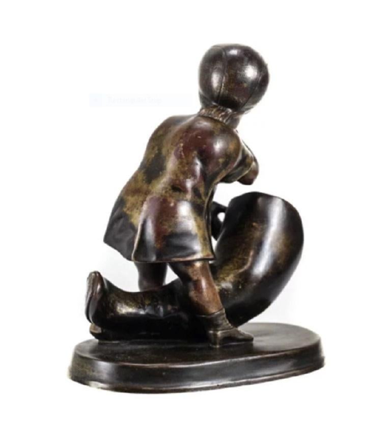 Figurine continentale en bronze patiné, fille sentant une botte, 19ème siècle

La figurine représente une petite fille qui ramasse une botte et se bouche le nez à cause de l'odeur.

Informations supplémentaires :
Âge : 19e siècle 
Type :