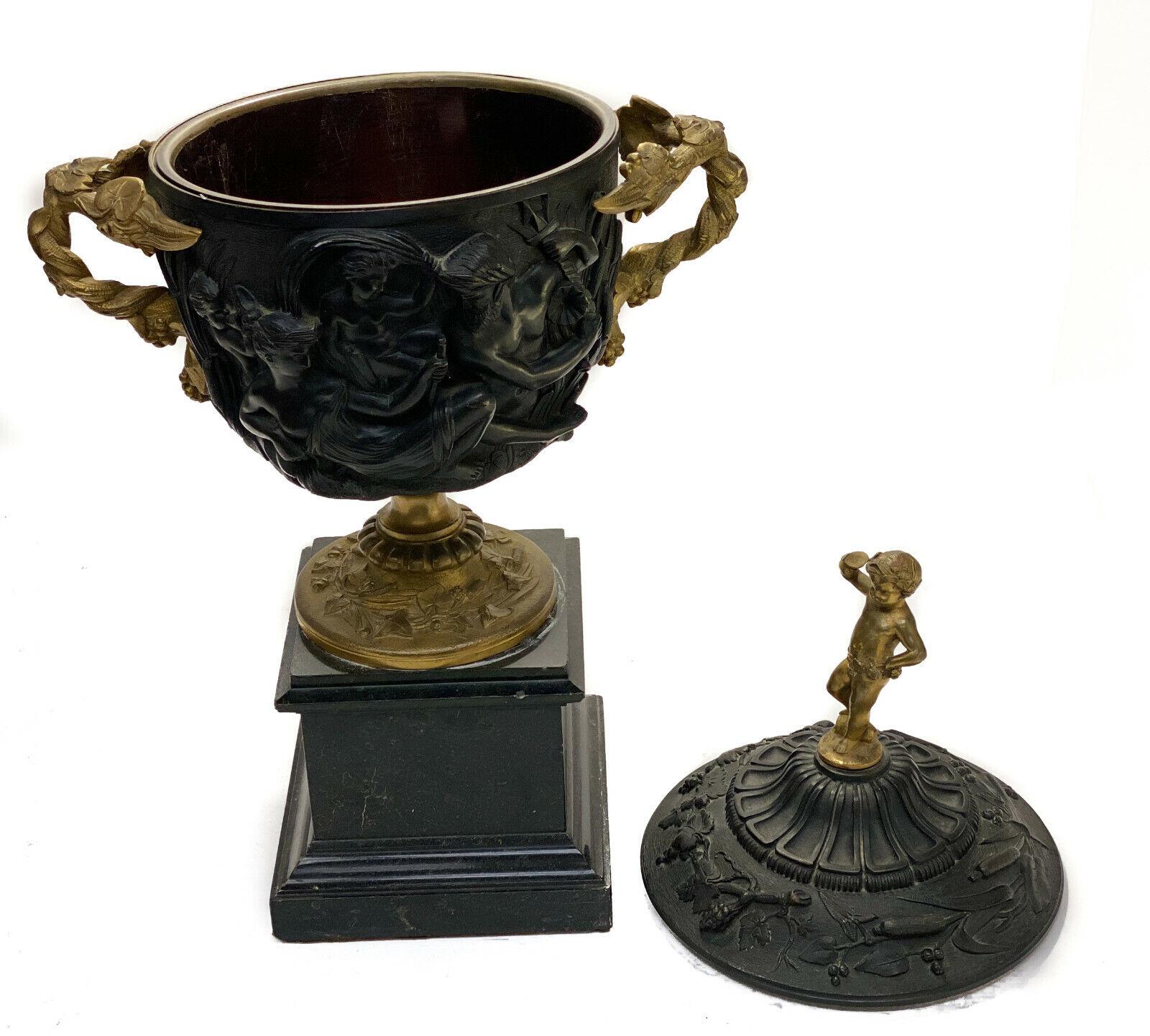 Doré Coupe ou urne à deux poignées en bronze patiné et doré continental avec revêtement, vers 1900 en vente