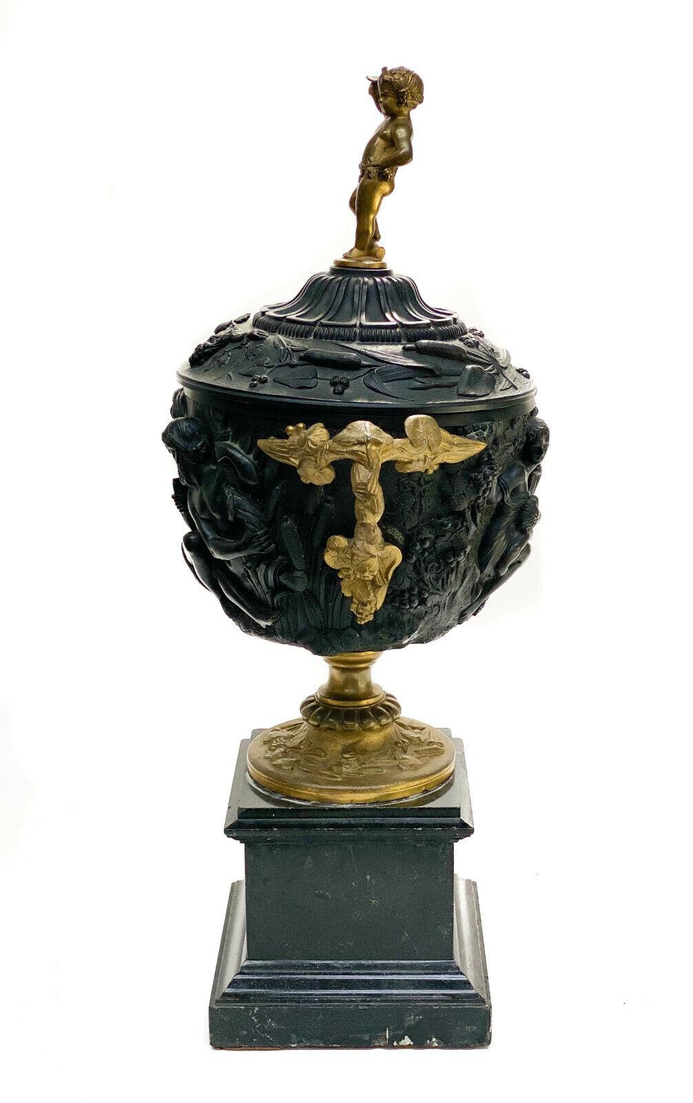 Coupe ou urne à deux poignées en bronze patiné et doré continental avec revêtement, vers 1900 Bon état - En vente à Gardena, CA