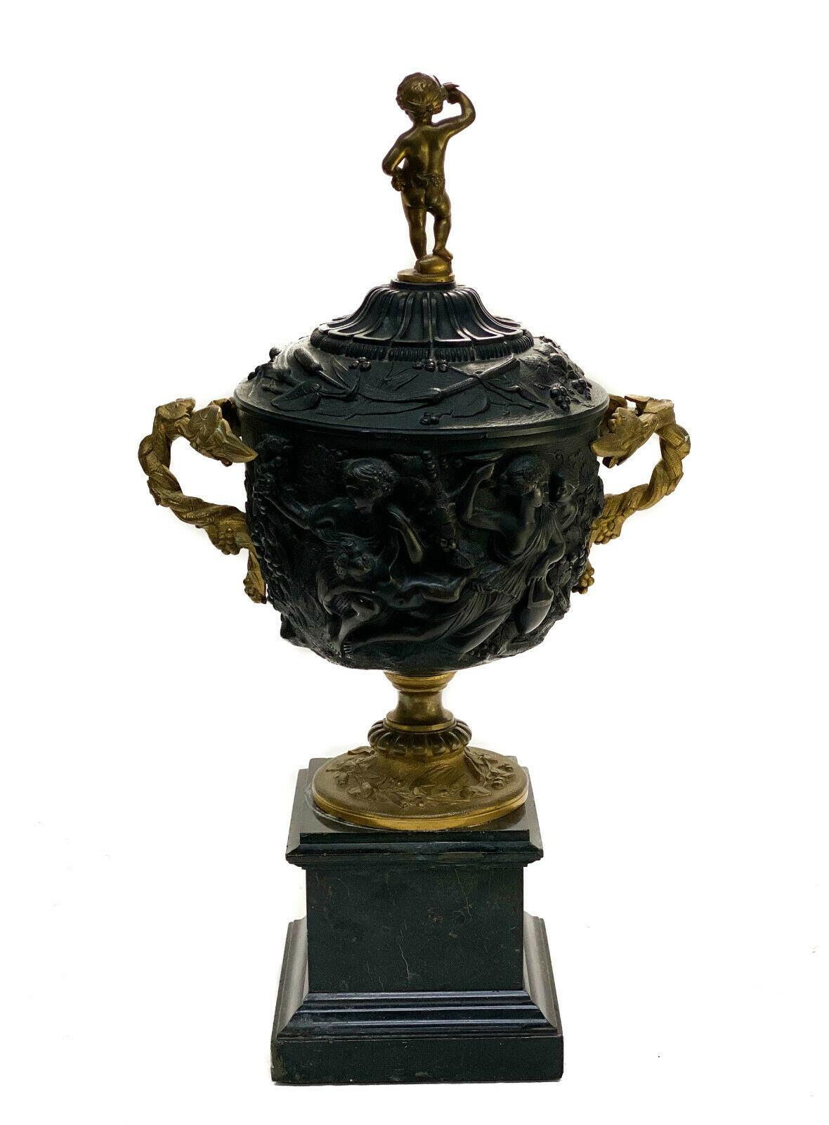 XIXe siècle Coupe ou urne à deux poignées en bronze patiné et doré continental avec revêtement, vers 1900 en vente