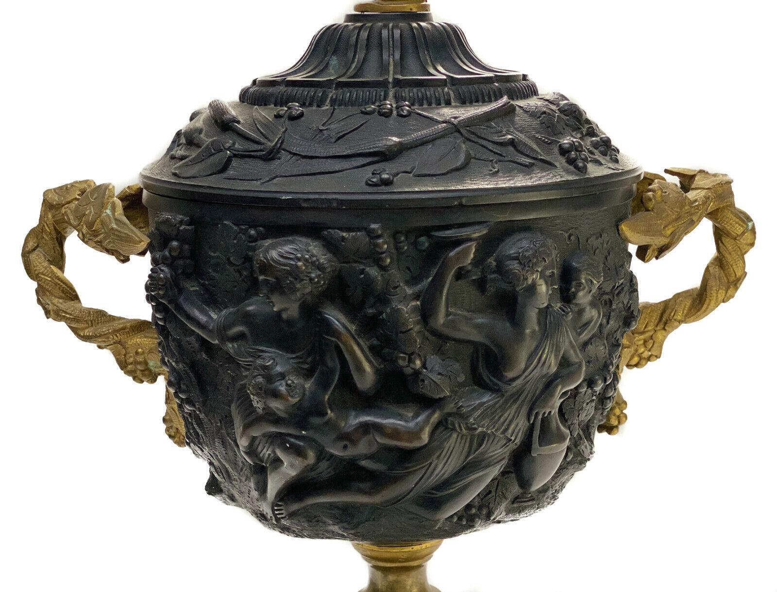 Bronze Coupe ou urne à deux poignées en bronze patiné et doré continental avec revêtement, vers 1900 en vente