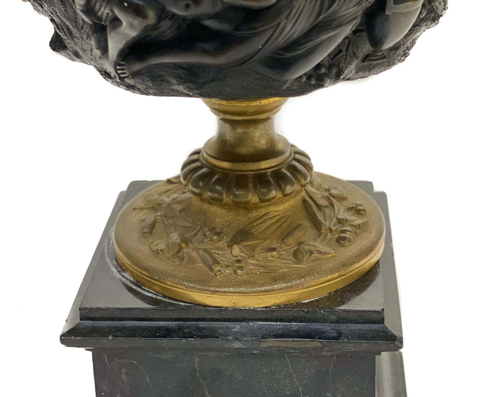 Coupe ou urne à deux poignées en bronze patiné et doré continental avec revêtement, vers 1900 en vente 1