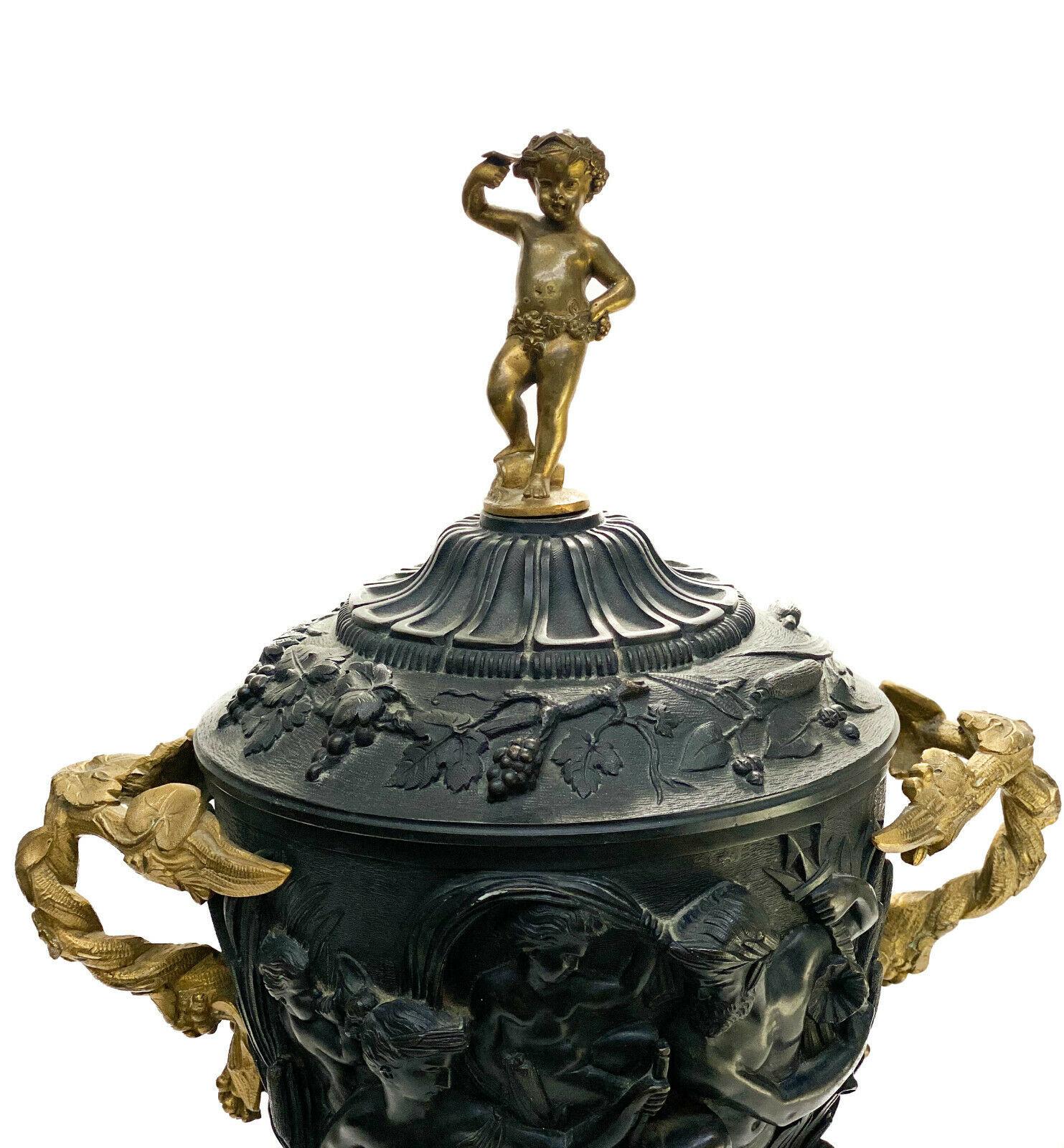 Coupe ou urne à deux poignées en bronze patiné et doré continental avec revêtement, vers 1900 en vente 2