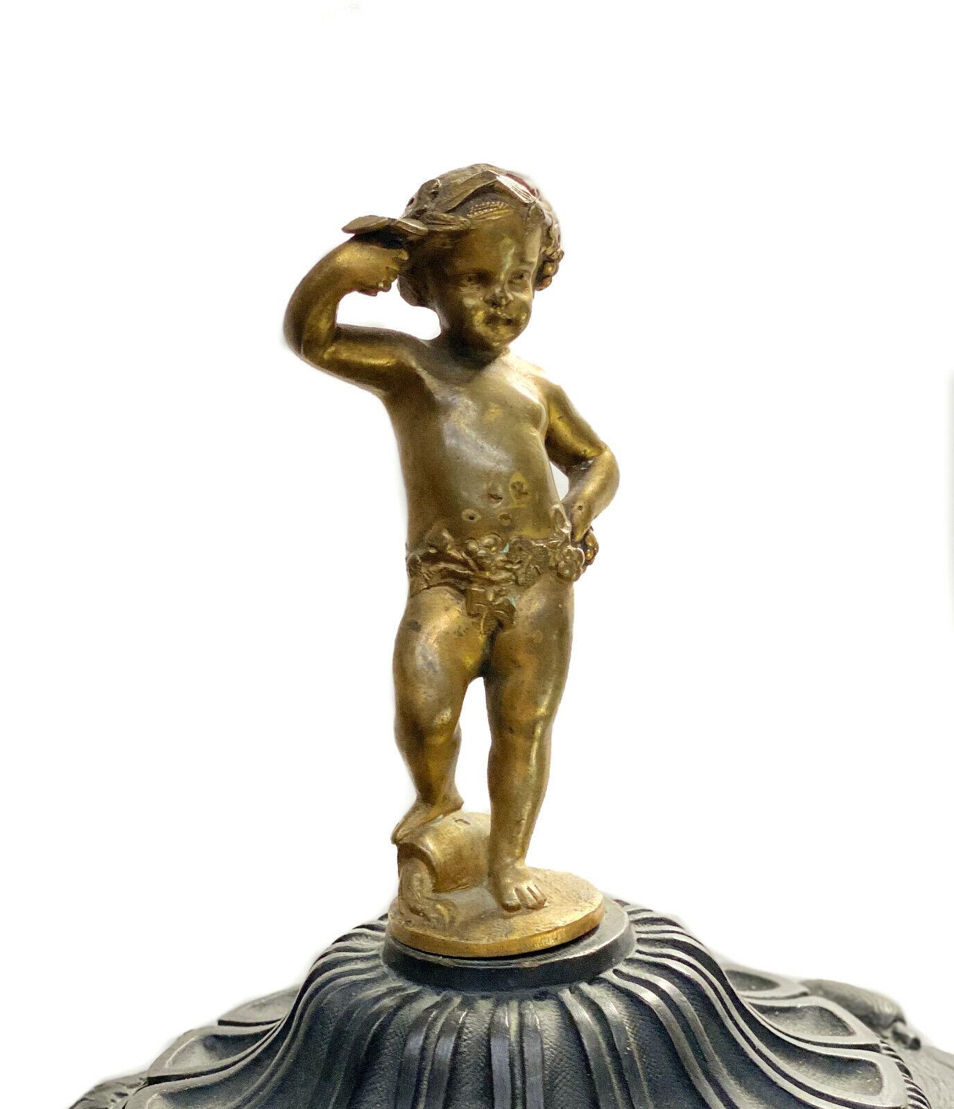 Coupe ou urne à deux poignées en bronze patiné et doré continental avec revêtement, vers 1900 en vente 3
