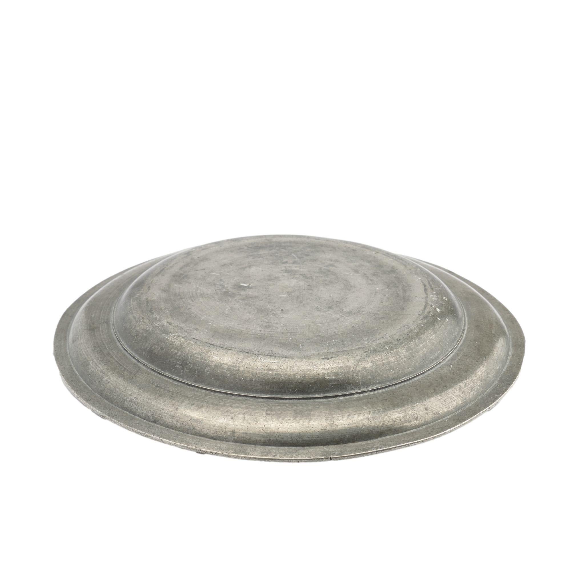 Continental pewter charger, 1750-1800 In Fair Condition For Sale In Kenilworth, IL