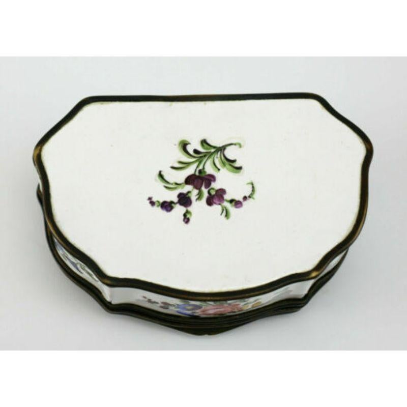 Continental Porcelain Trinket Box W/ Patinated Bronze Hinges, 18th-19th Century In Good Condition For Sale In Gardena, CA