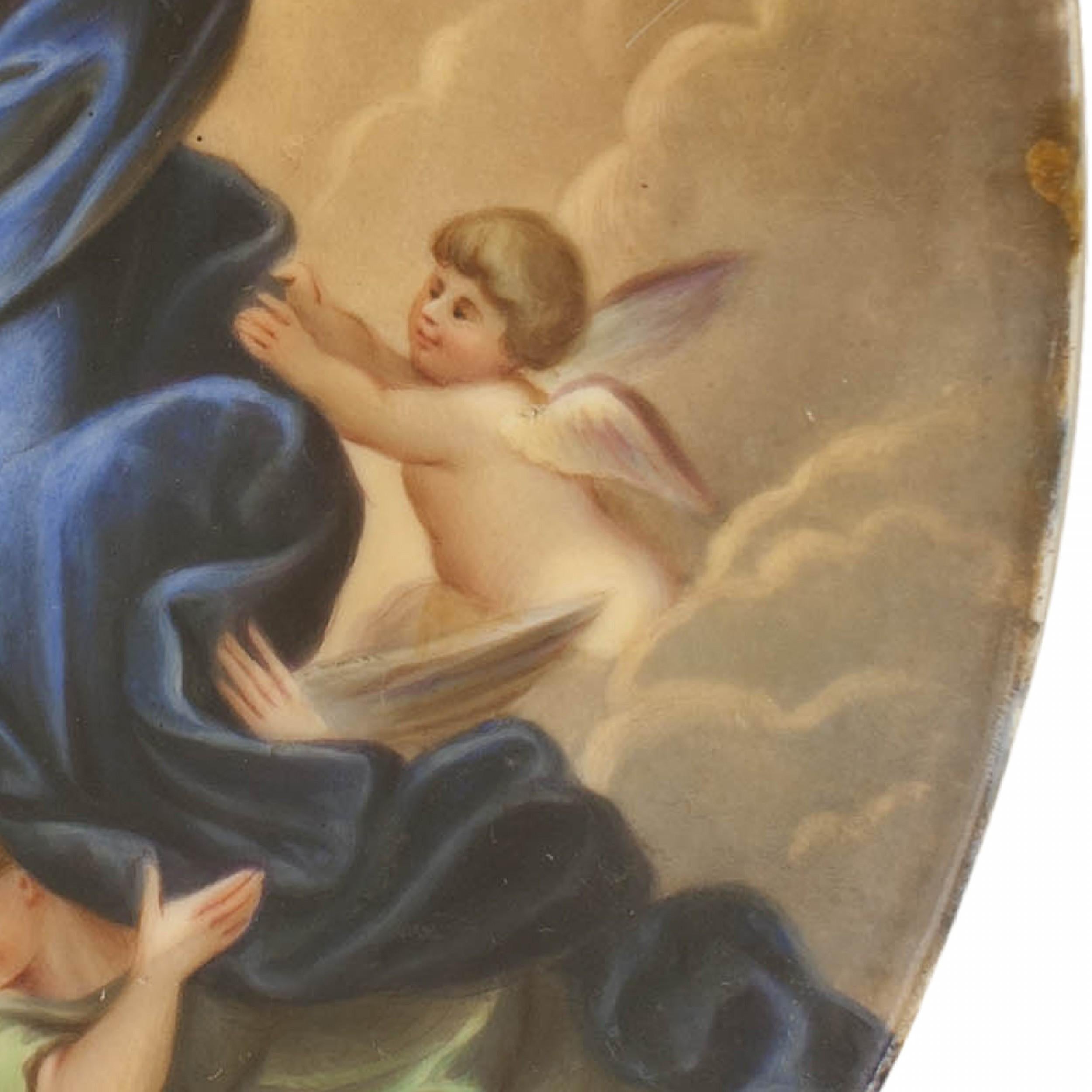 Plaque ovale en porcelaine continentale (probablement autrichienne) avec une image peinte de la Vierge Marie portant une cape bleue