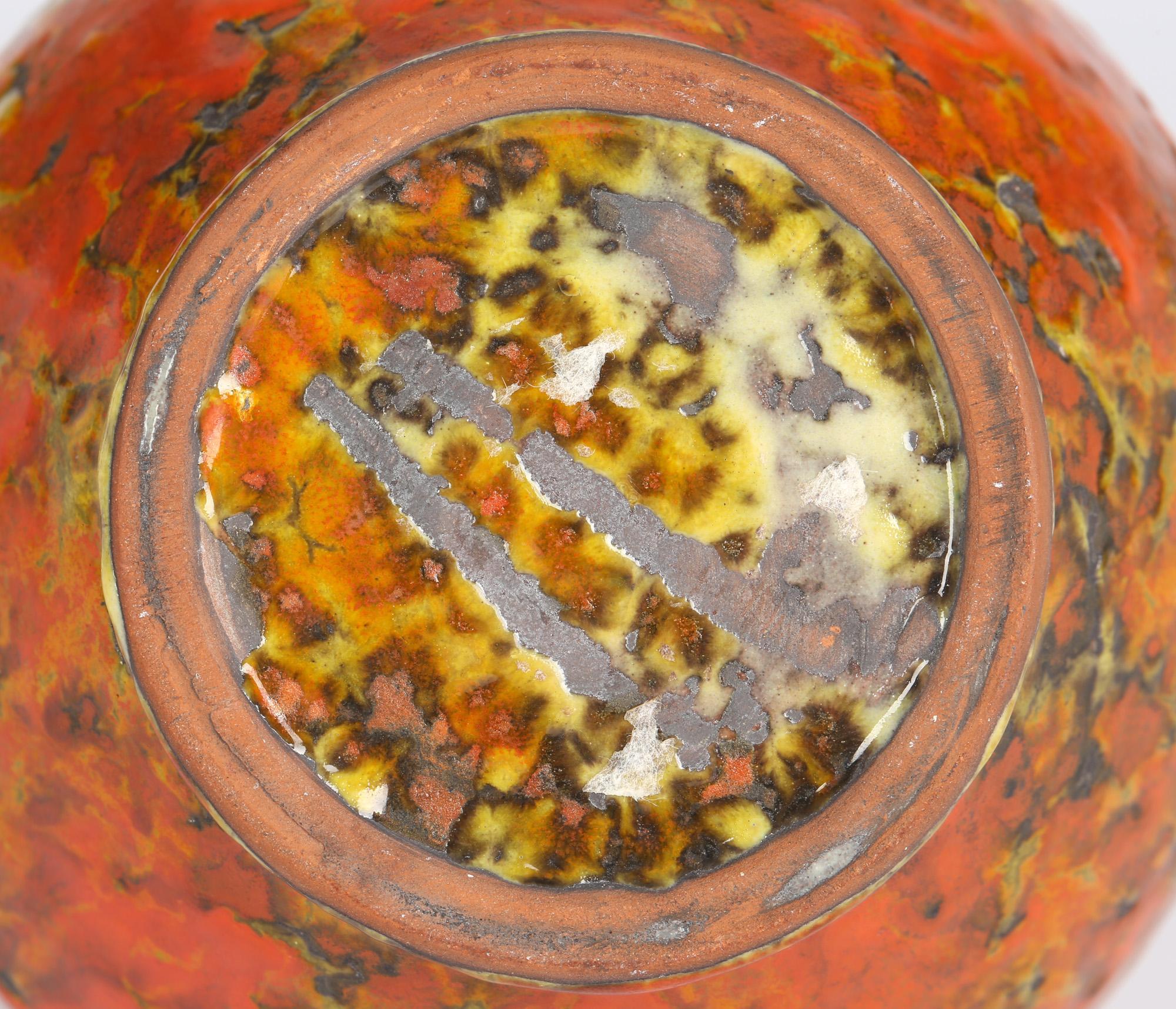 Vase en poterie d'art texturée orange de style continental, probablement allemand, datant du milieu du siècle dernier en vente 3