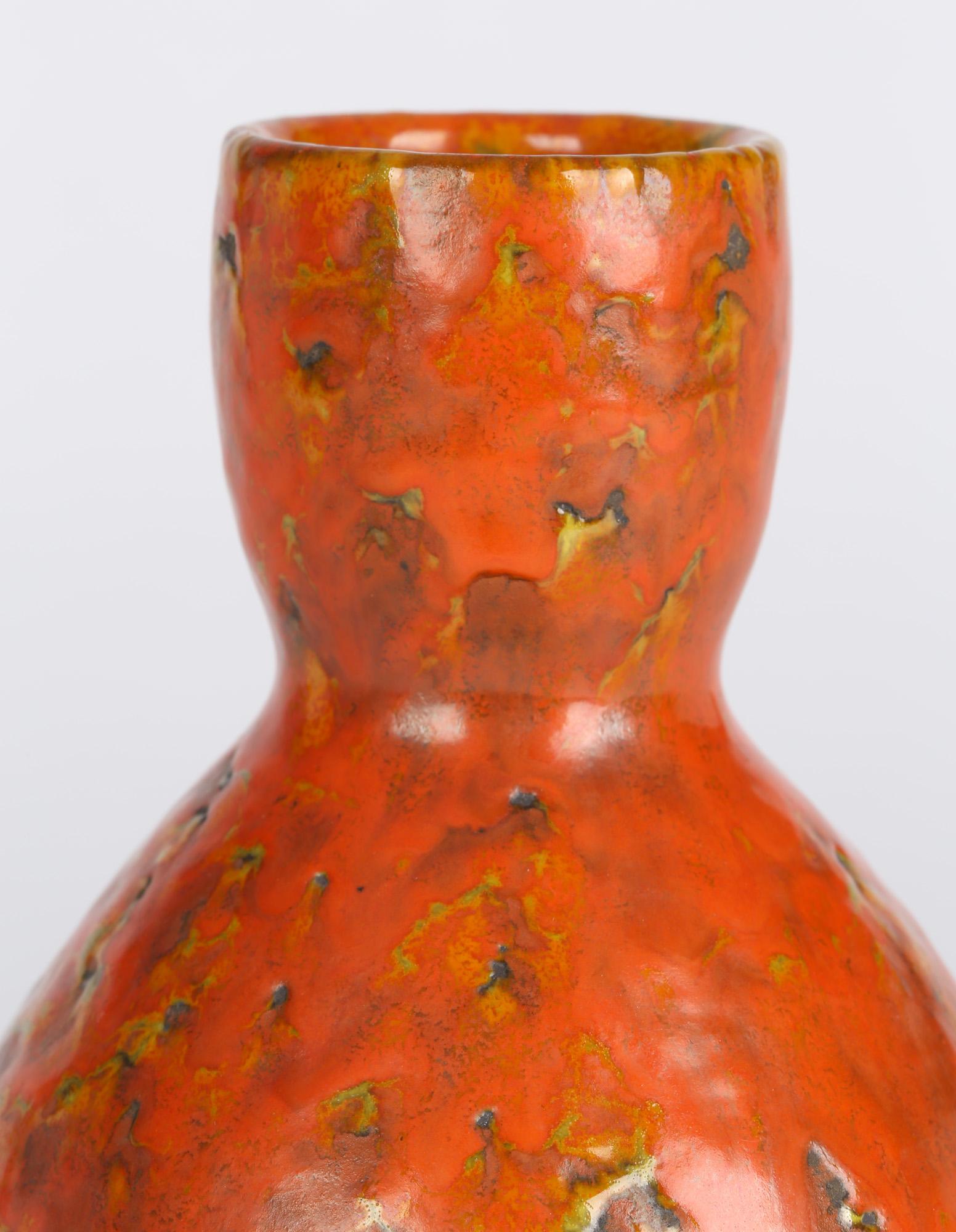 Mid-Century Modern Vase en poterie d'art texturée orange de style continental, probablement allemand, datant du milieu du siècle dernier en vente