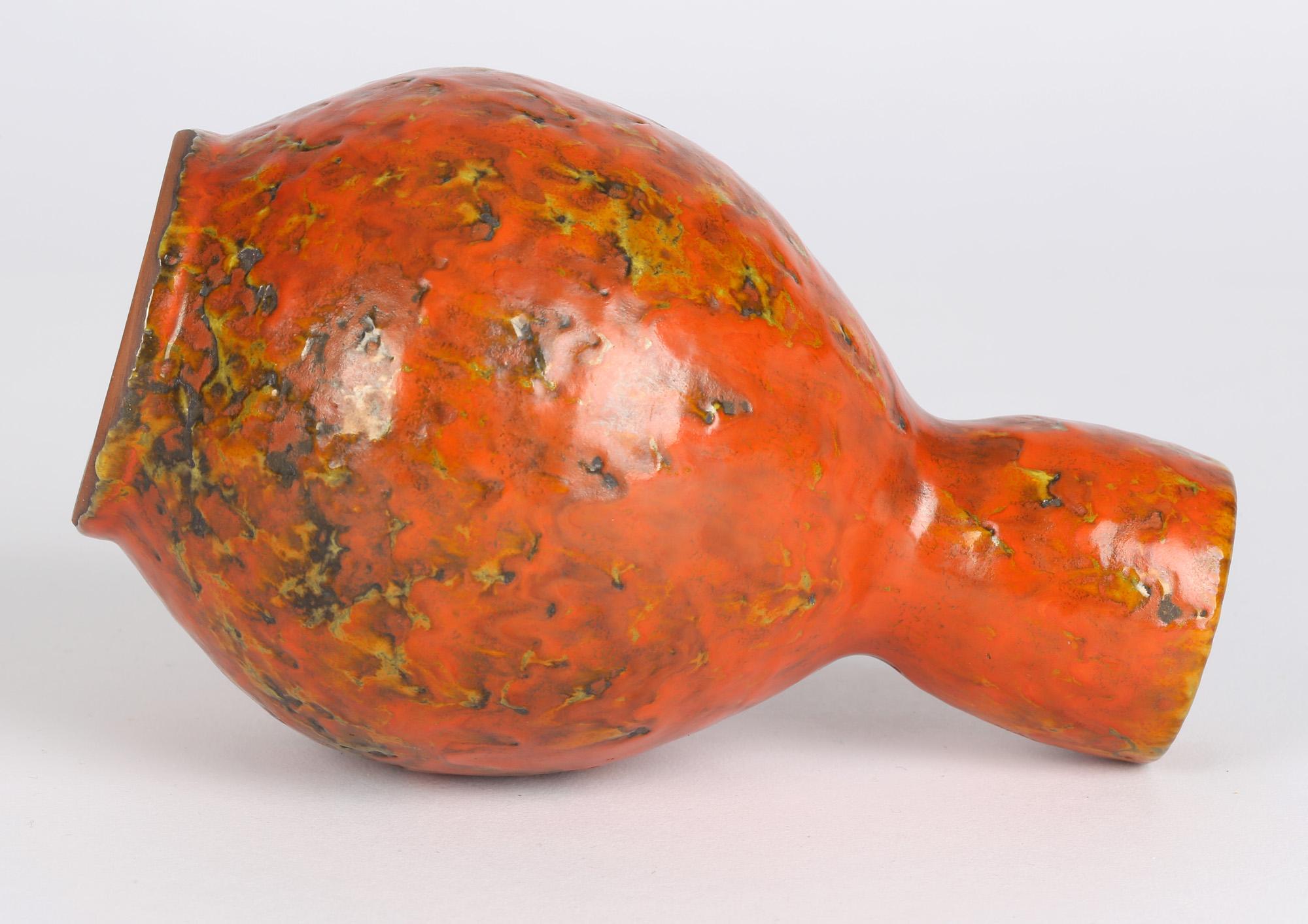 Fait main Vase en poterie d'art texturée orange de style continental, probablement allemand, datant du milieu du siècle dernier en vente