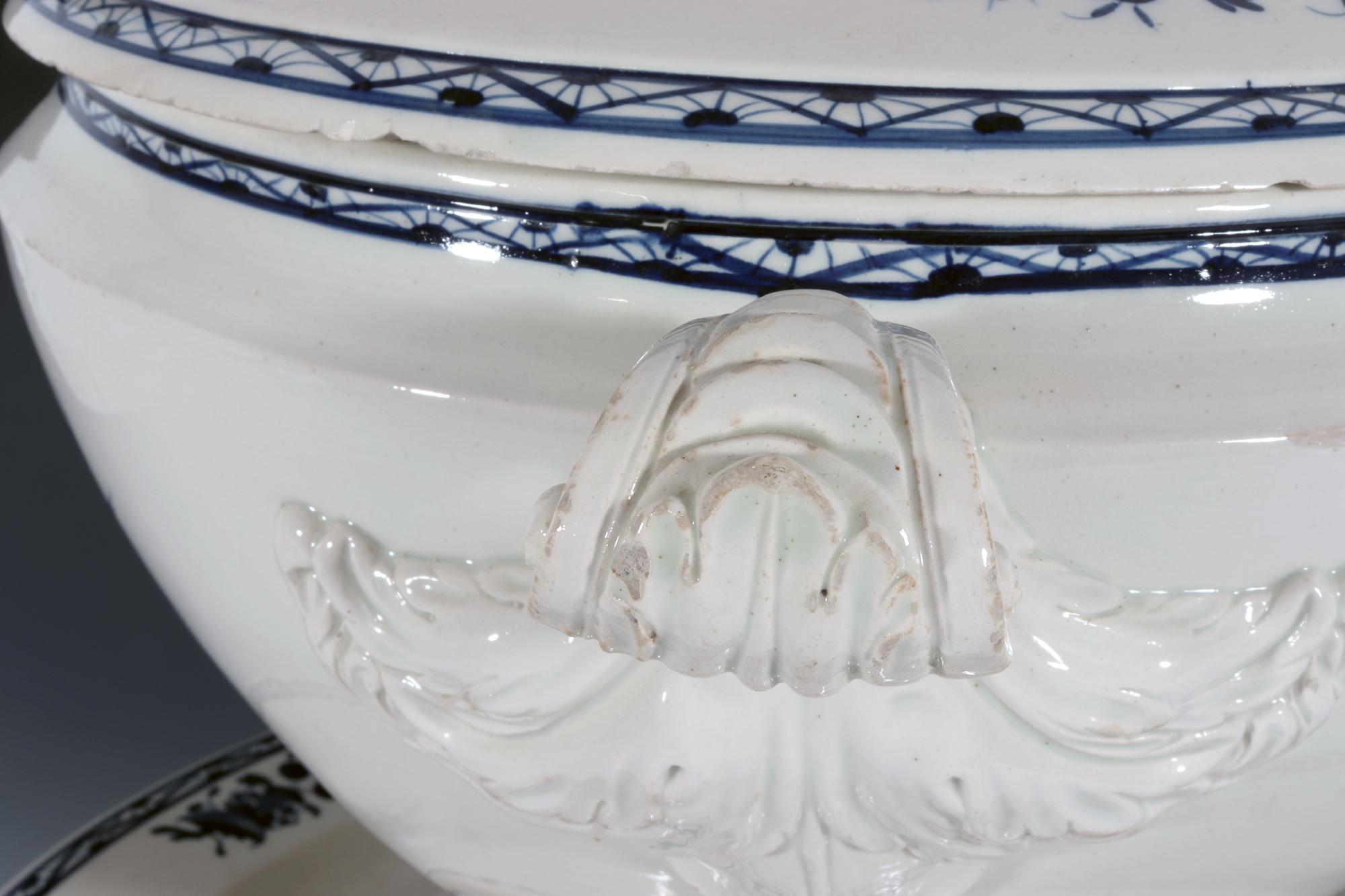Große Chinoiserie-Suppenterrine aus kontinentaler Keramik, Deckel und Ständer, Nimy-Fabrik im Angebot 4