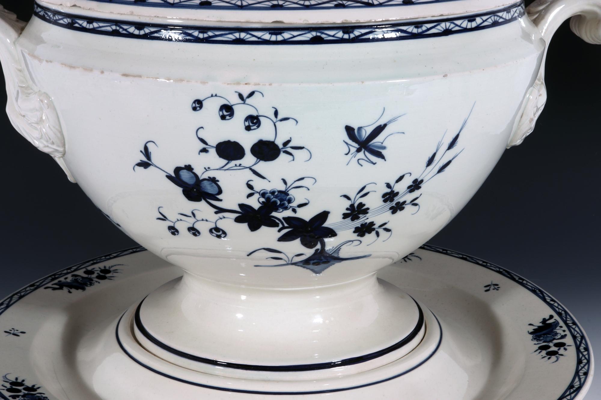 Continental Pottery Große Suppenterrine, Deckel & Ständer,
Nimy-Fabrik, Belgien,
Anfang des 19. Jahrhunderts.

Die große runde Terrine, der Deckel und der Ständer sind in Unterglasurblau mit floralen Mustern im chinesischen Stil bemalt.  Auf der
