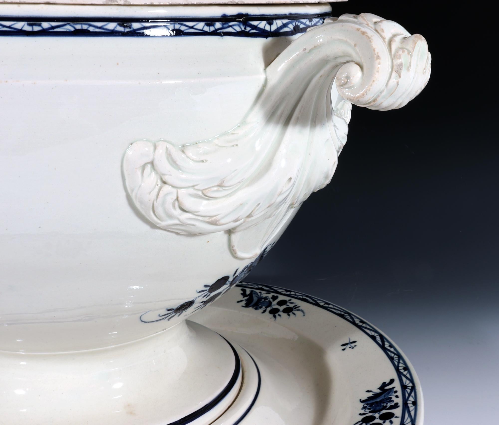 Grande soupière, couvercle et support en poterie continentale de style chinoiseries, manufacture Nimy Bon état - En vente à Downingtown, PA