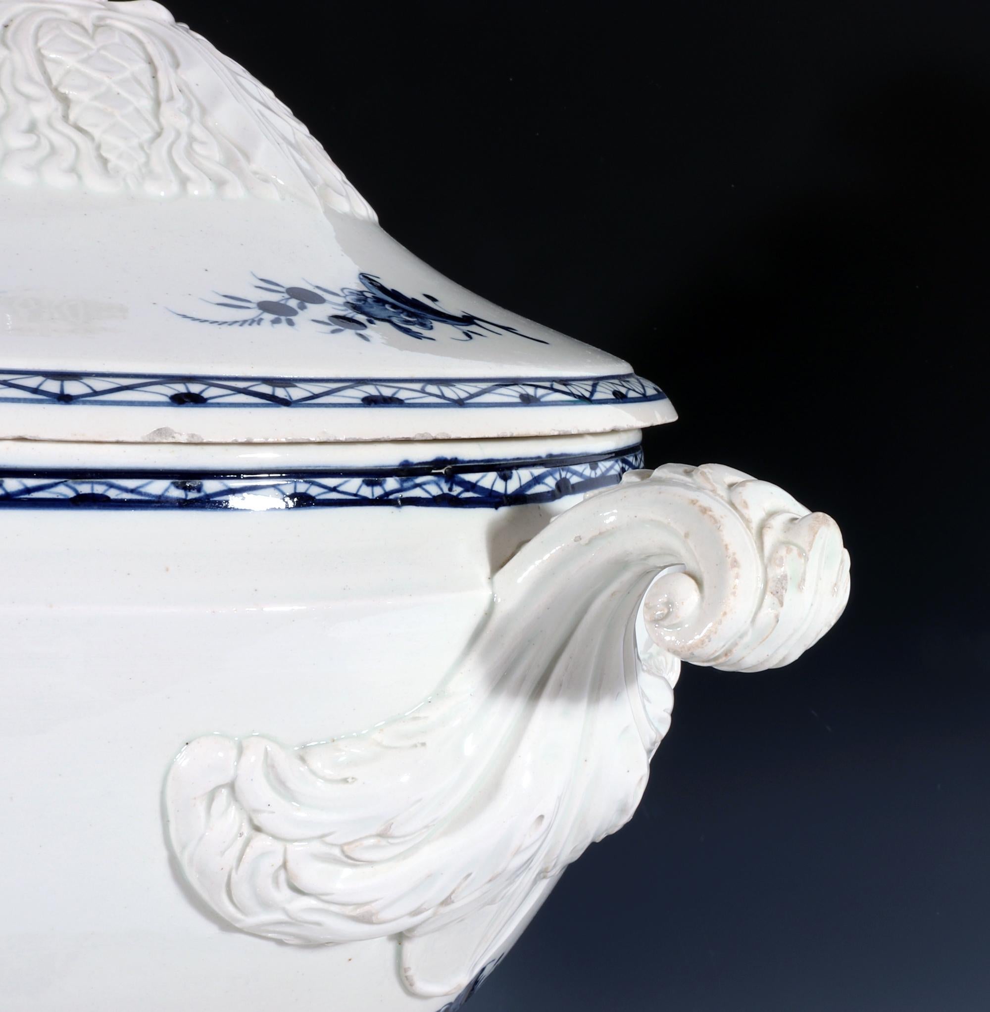 XIXe siècle Grande soupière, couvercle et support en poterie continentale de style chinoiseries, manufacture Nimy en vente