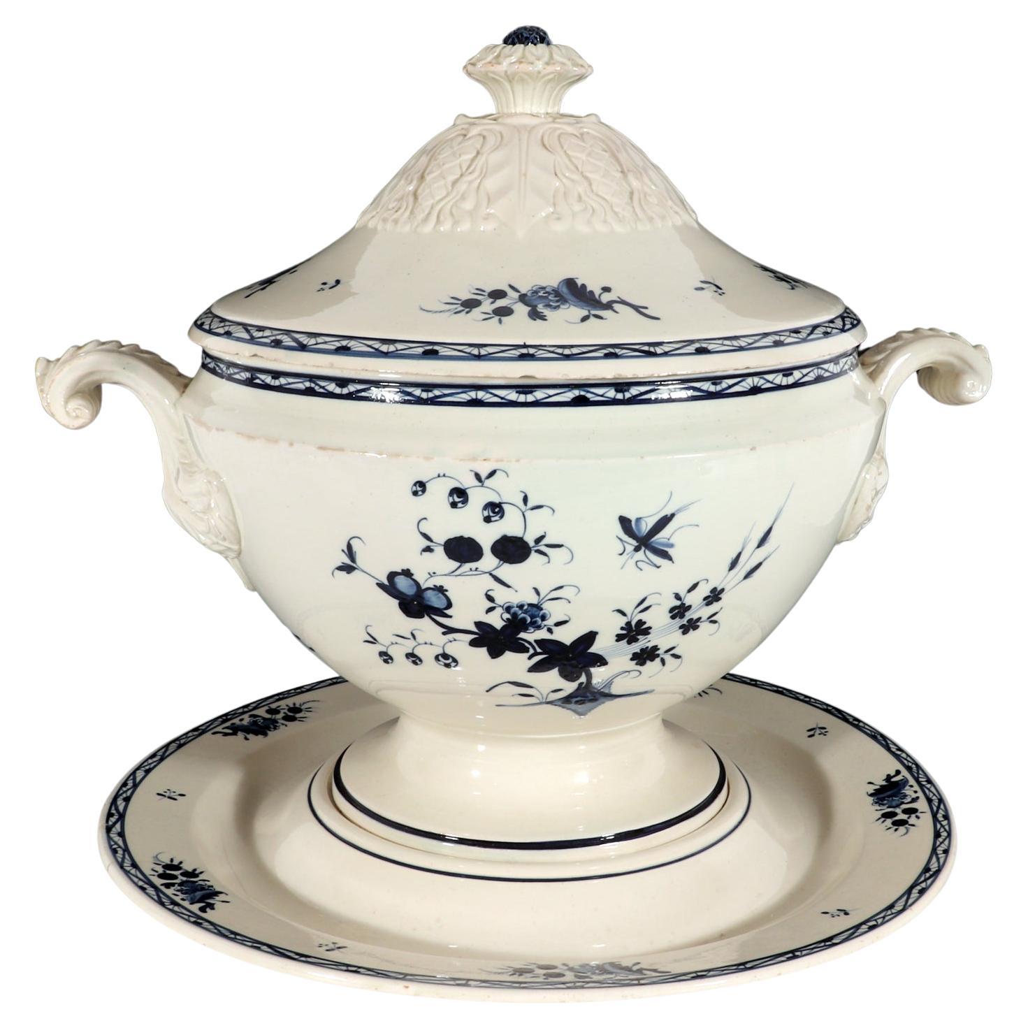 Grande soupière, couvercle et support en poterie continentale de style chinoiseries, manufacture Nimy