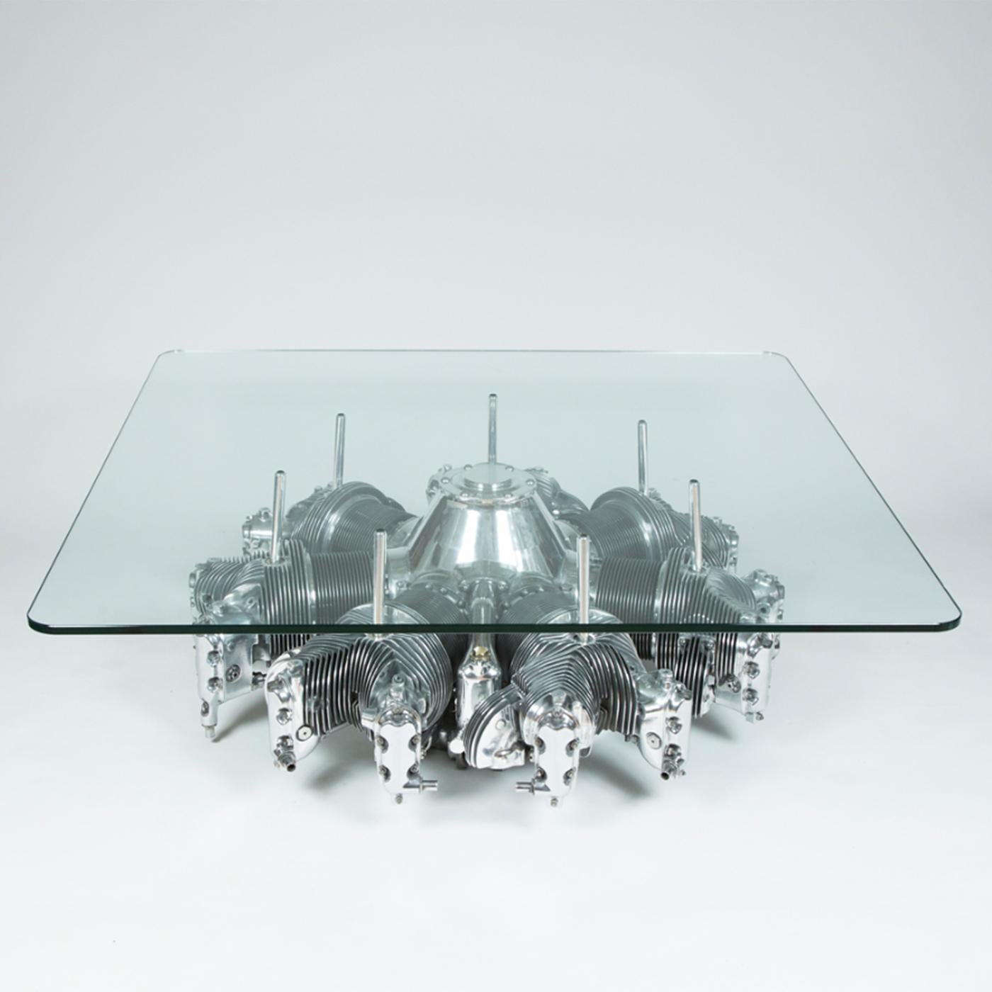 Coffee table continental radial engine, with the
R-670 radial continental engine, 7 cylinders made
by Continental Motors Inc. With clear glass top with
rounded corners, 15mm thickness.
Measures: Engine diameter 110cm.
Glass top: L 122 x D