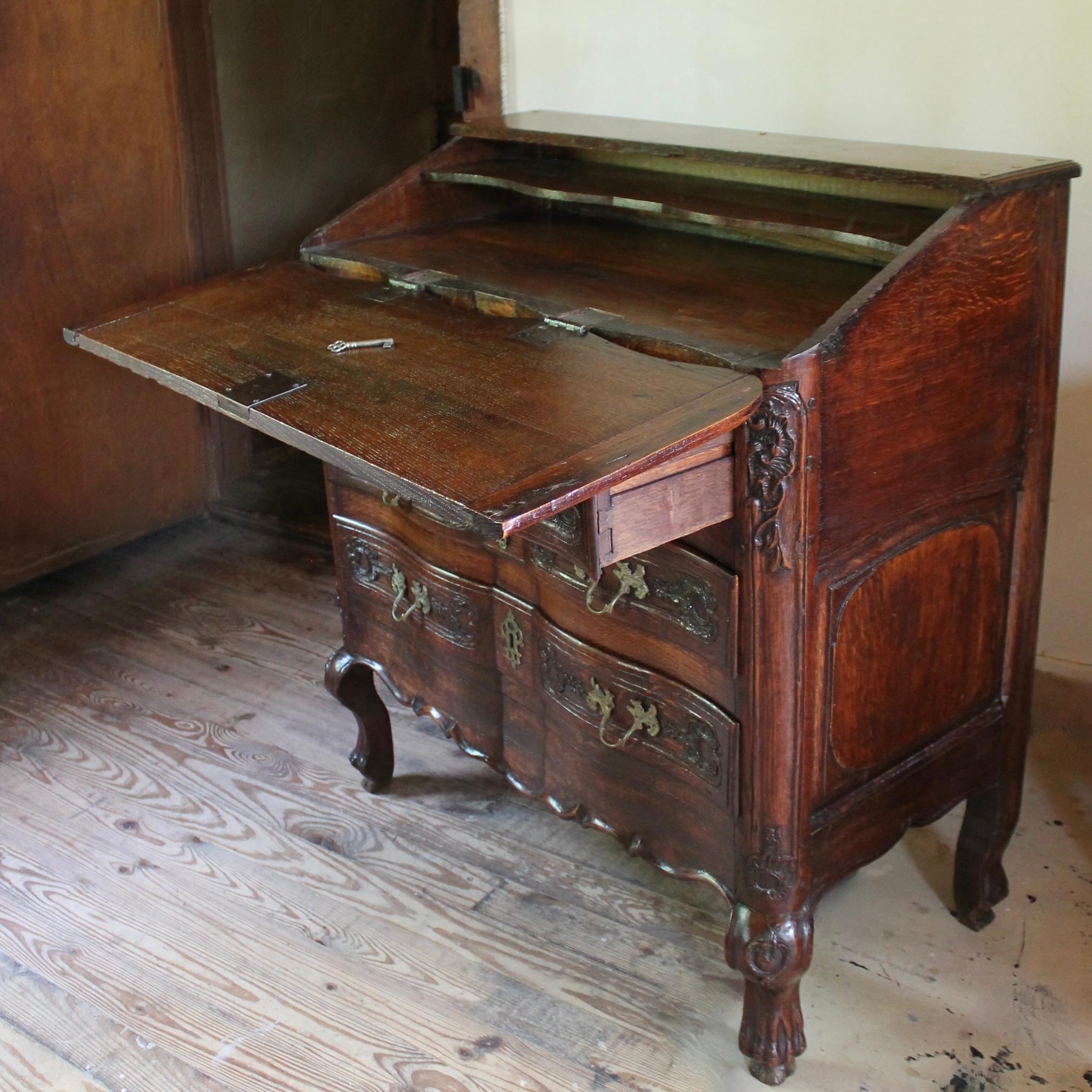 Continental Régence Inspired Commode With Rococo Carved Desk Top For Sale 2