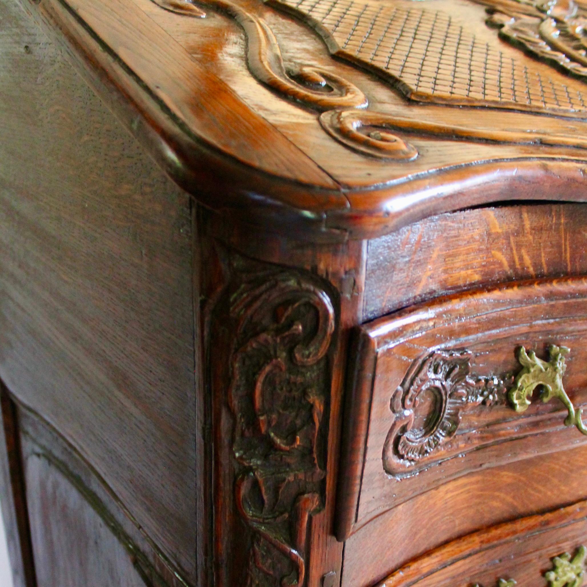 Continental Régence Inspired Commode With Rococo Carved Desk Top For Sale 3