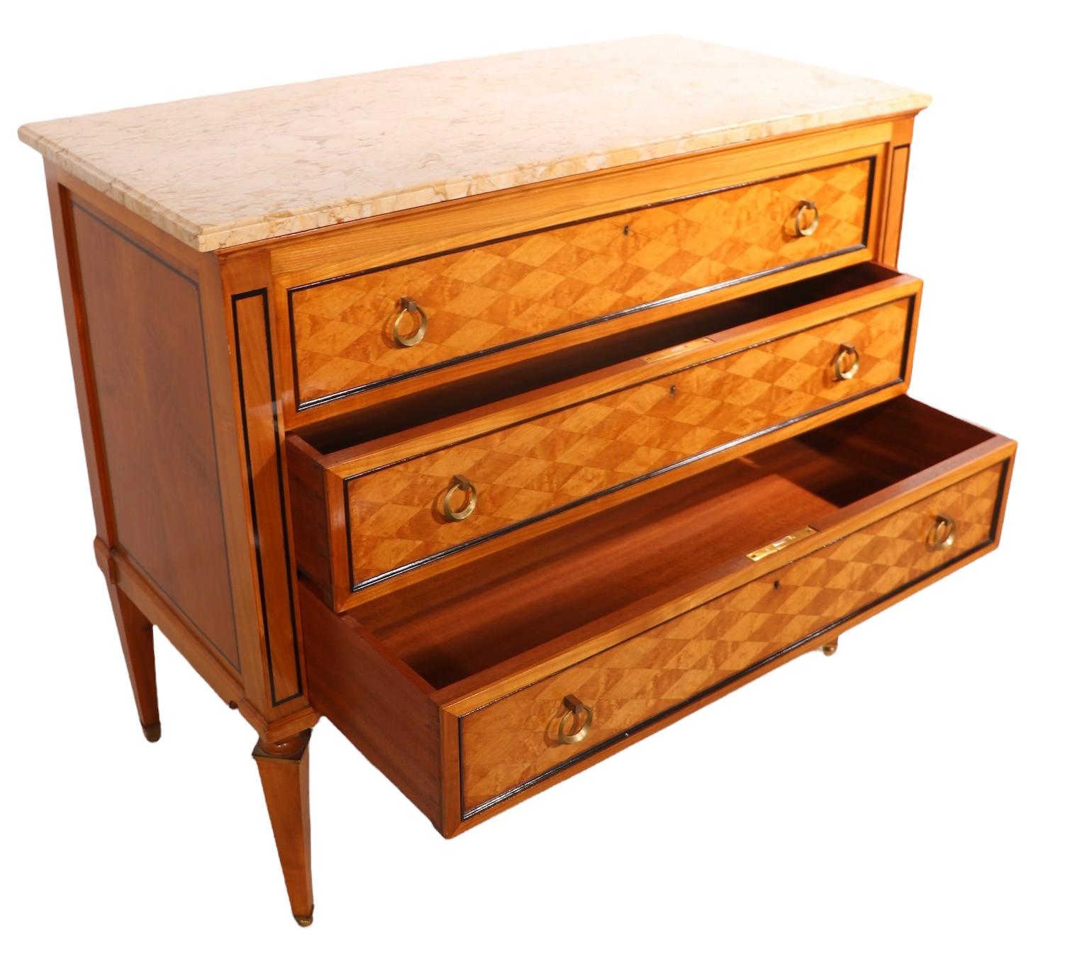 Kontinentale Kommode aus satiniertem Holz, Messing und Marmor, ca. 20. Jahrhundert, wahrscheinlich Italienisch hergestellt im Angebot 6