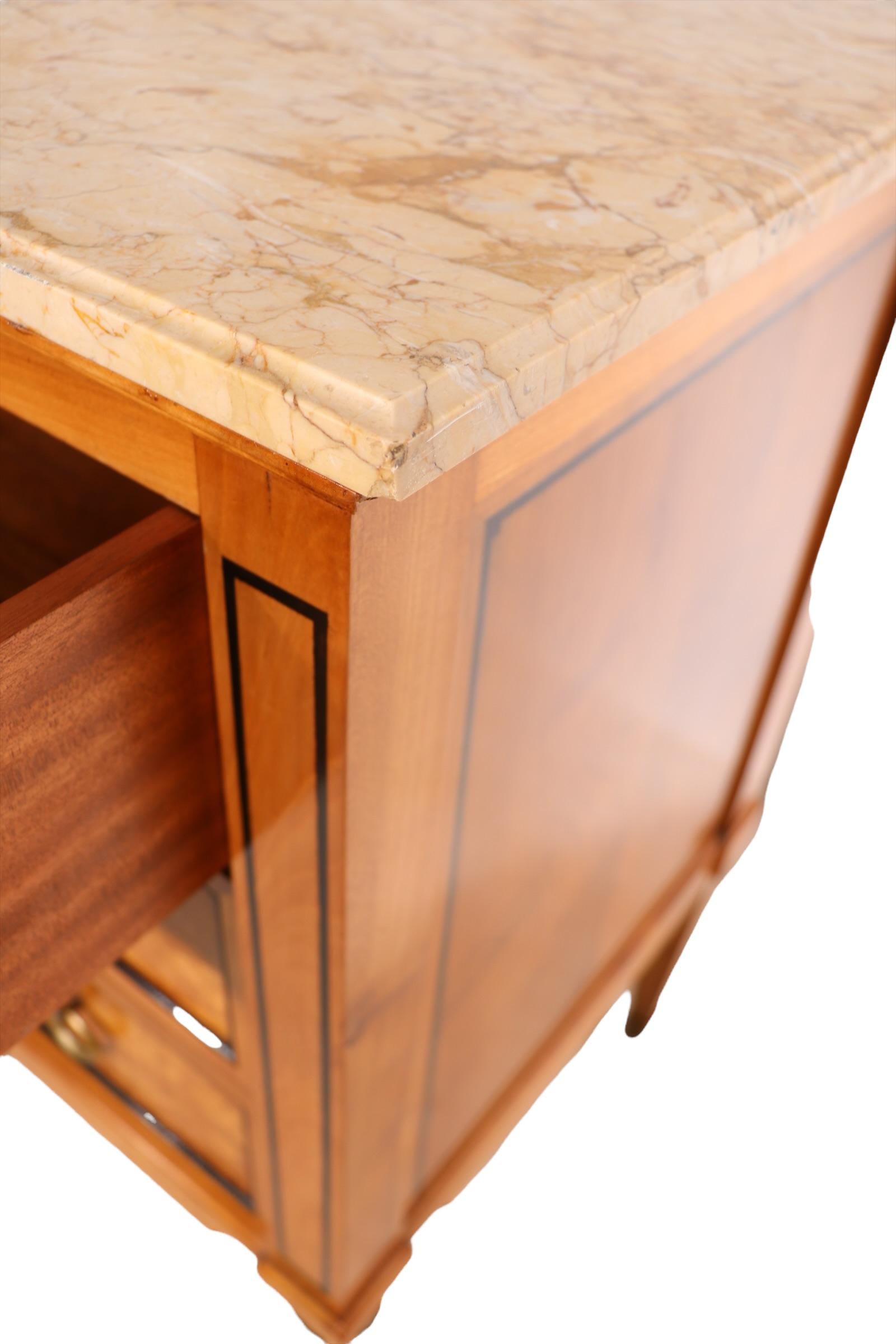 Kontinentale Kommode aus satiniertem Holz, Messing und Marmor, ca. 20. Jahrhundert, wahrscheinlich Italienisch hergestellt im Angebot 8