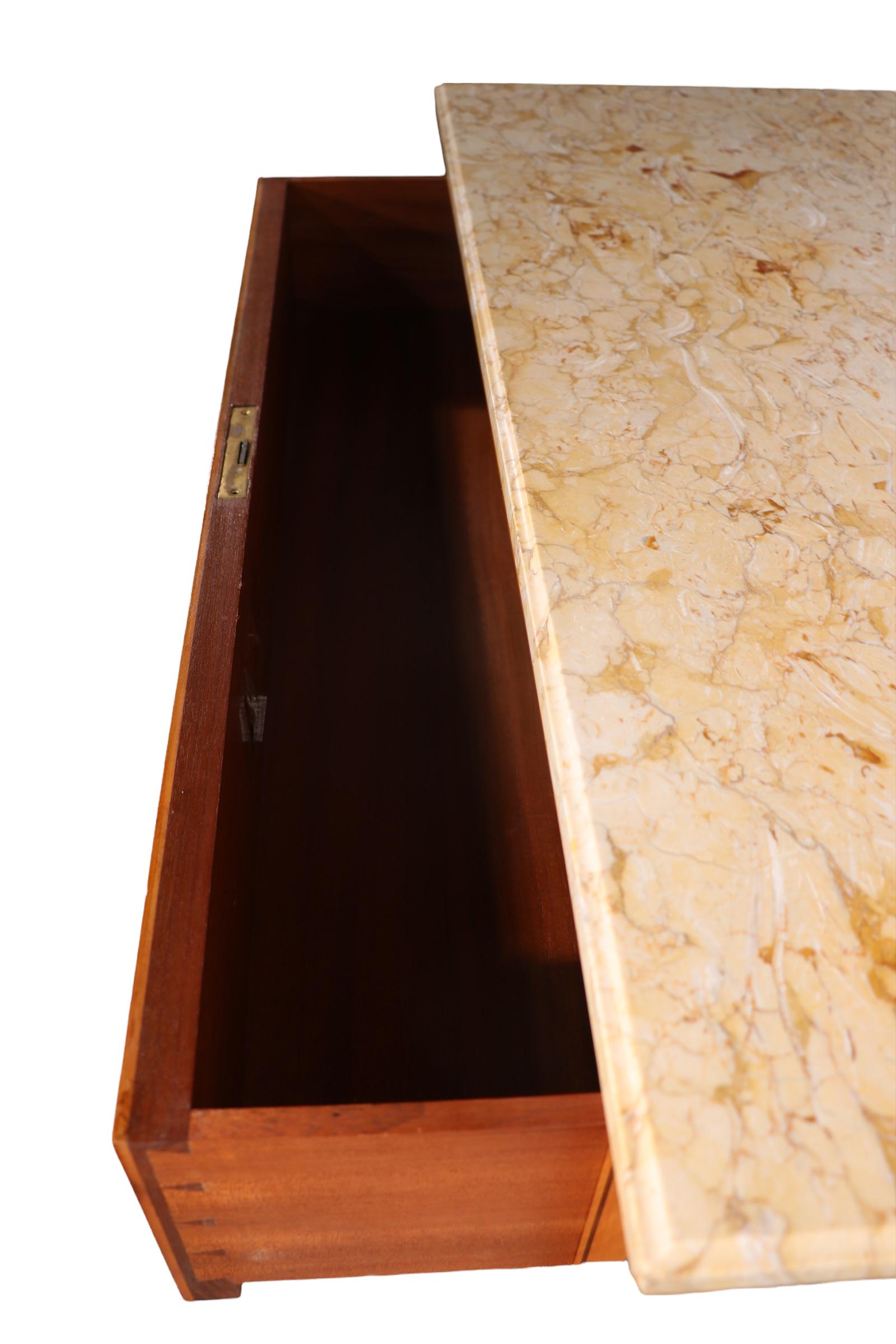 Kontinentale Kommode aus satiniertem Holz, Messing und Marmor, ca. 20. Jahrhundert, wahrscheinlich Italienisch hergestellt im Angebot 9