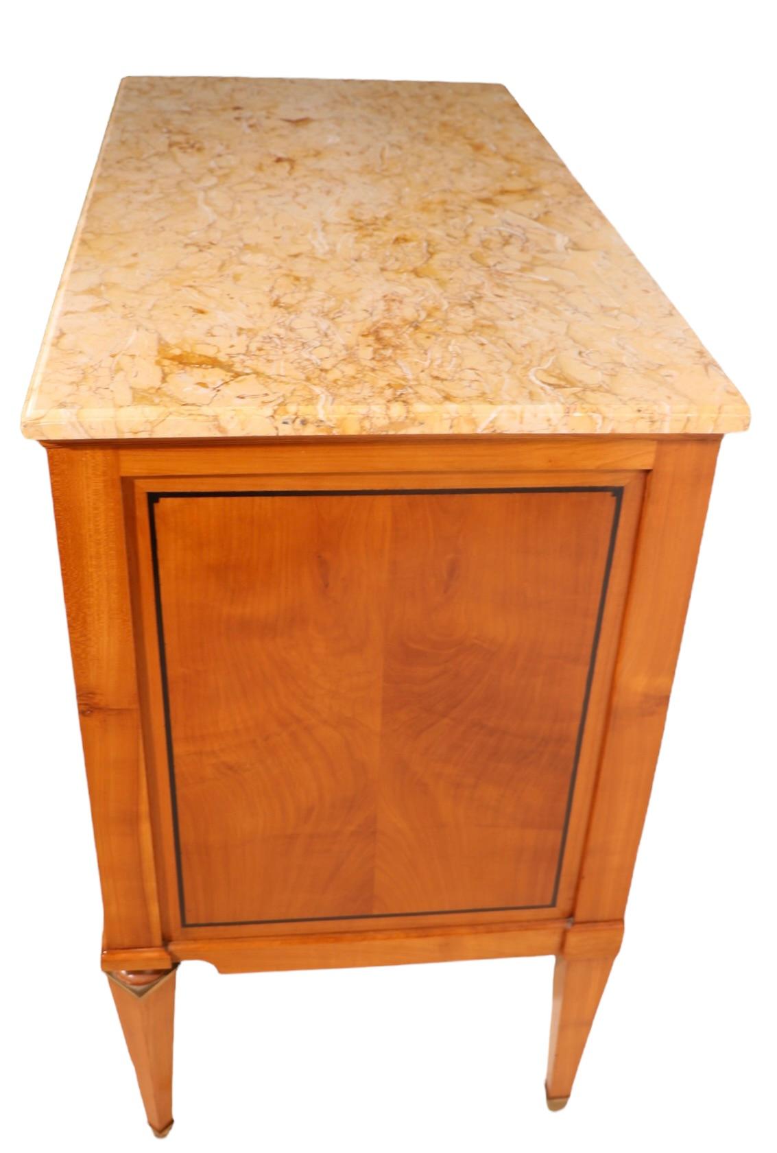Kontinentale Kommode aus satiniertem Holz, Messing und Marmor, ca. 20. Jahrhundert, wahrscheinlich Italienisch hergestellt im Angebot 10