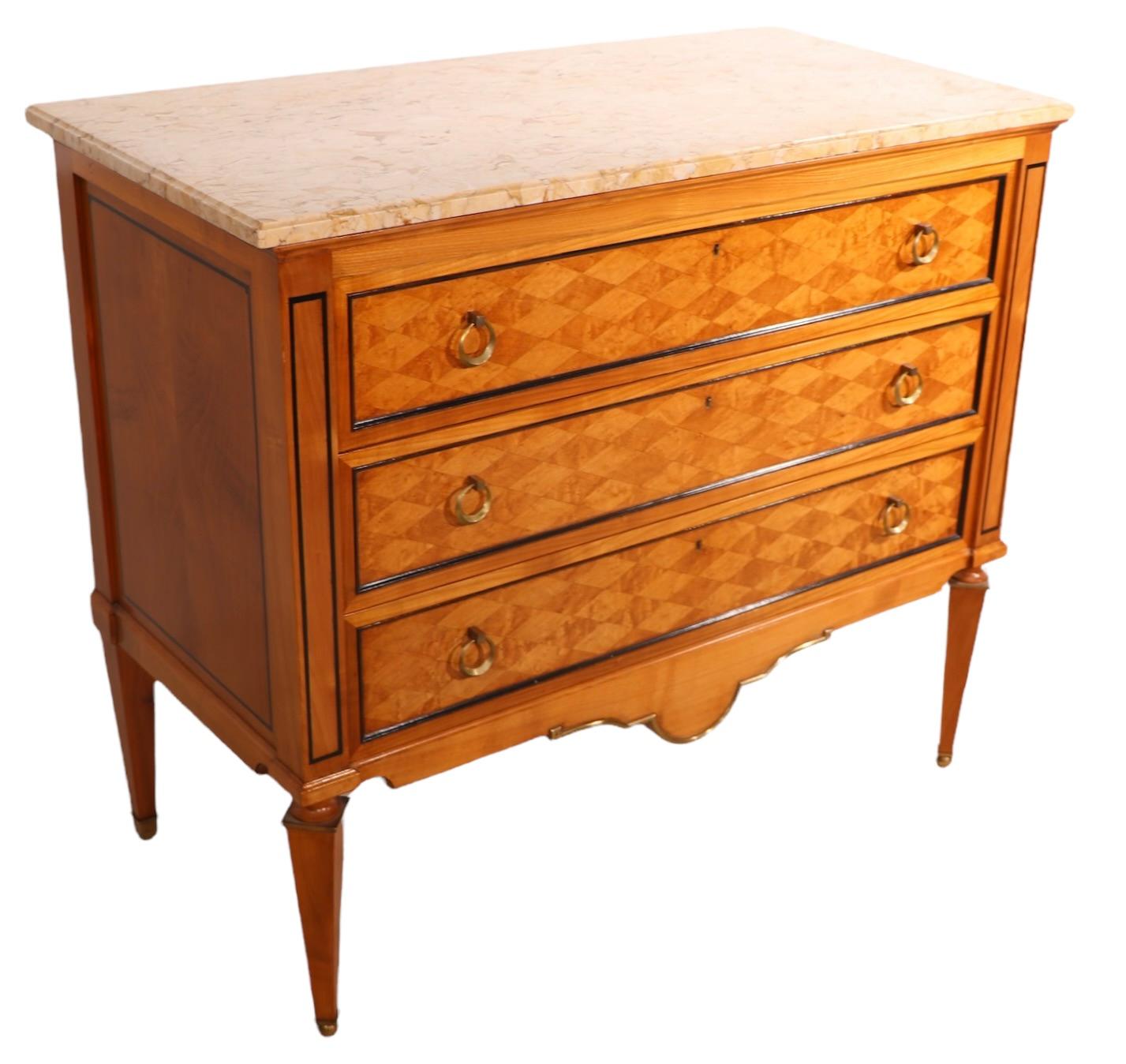 Kontinentale Kommode aus satiniertem Holz, Messing und Marmor, ca. 20. Jahrhundert, wahrscheinlich Italienisch hergestellt im Angebot 12