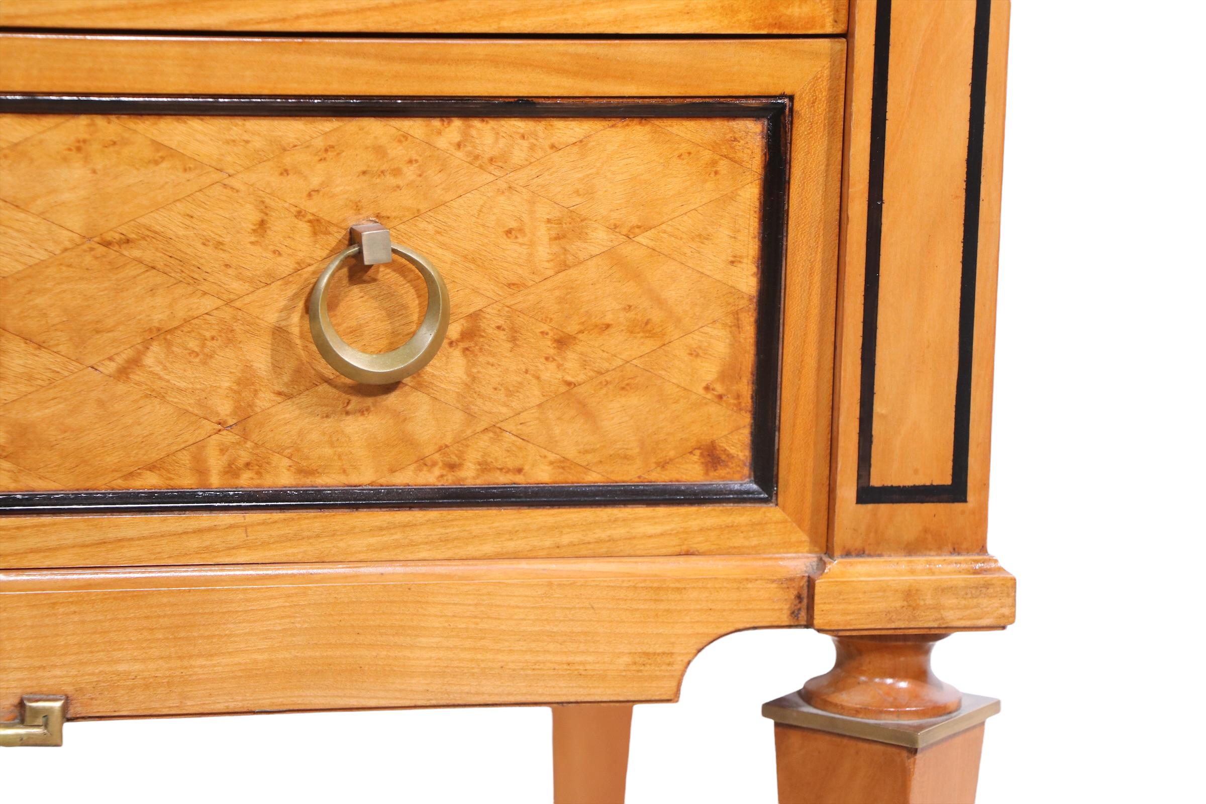 Kontinentale Kommode aus satiniertem Holz, Messing und Marmor, ca. 20. Jahrhundert, wahrscheinlich Italienisch hergestellt im Angebot 13