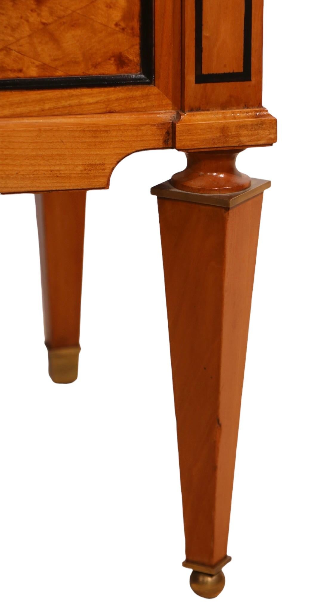 Kontinentale Kommode aus satiniertem Holz, Messing und Marmor, ca. 20. Jahrhundert, wahrscheinlich Italienisch hergestellt im Angebot 14