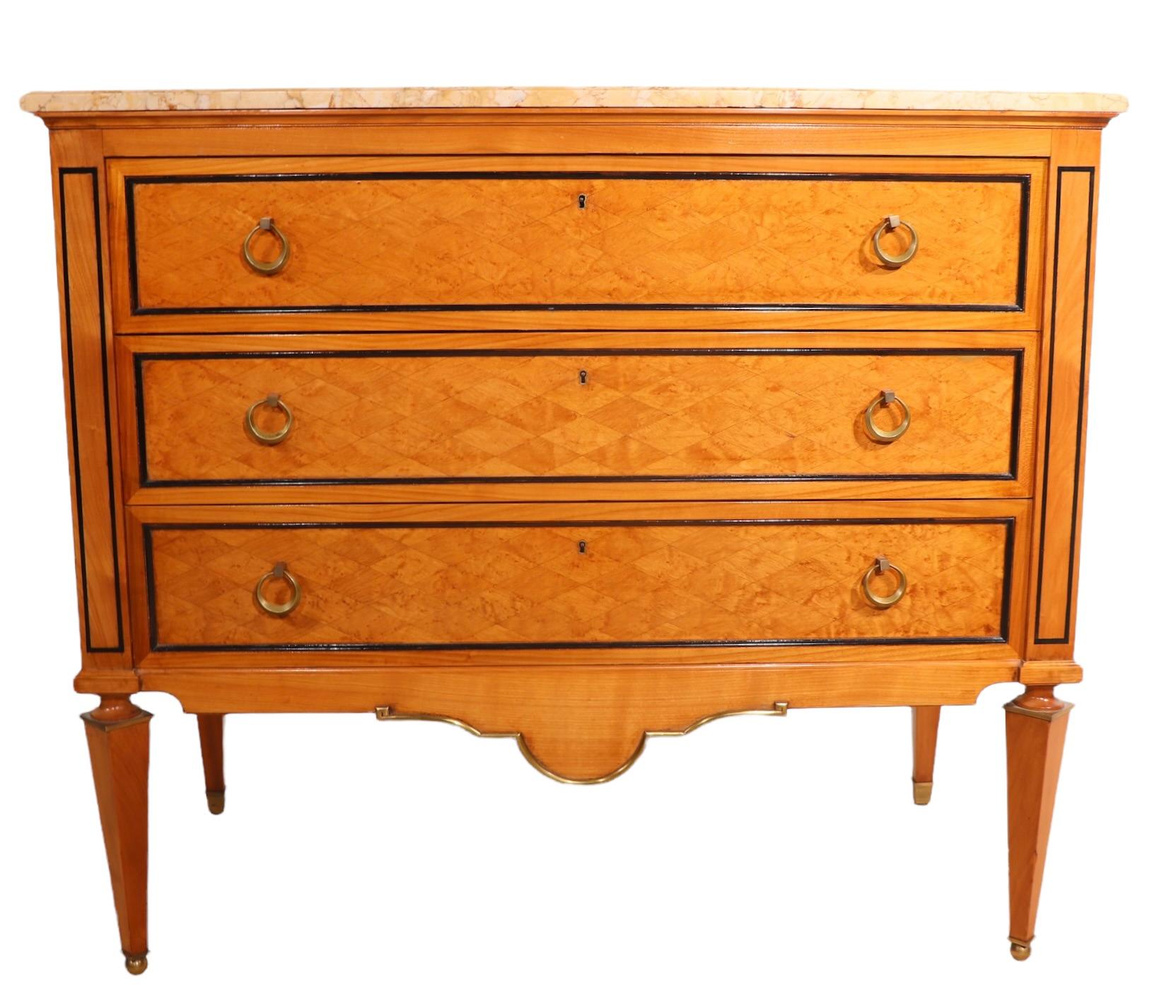 Kontinentale Kommode aus satiniertem Holz, Messing und Marmor, ca. 20. Jahrhundert, wahrscheinlich Italienisch hergestellt im Angebot 15
