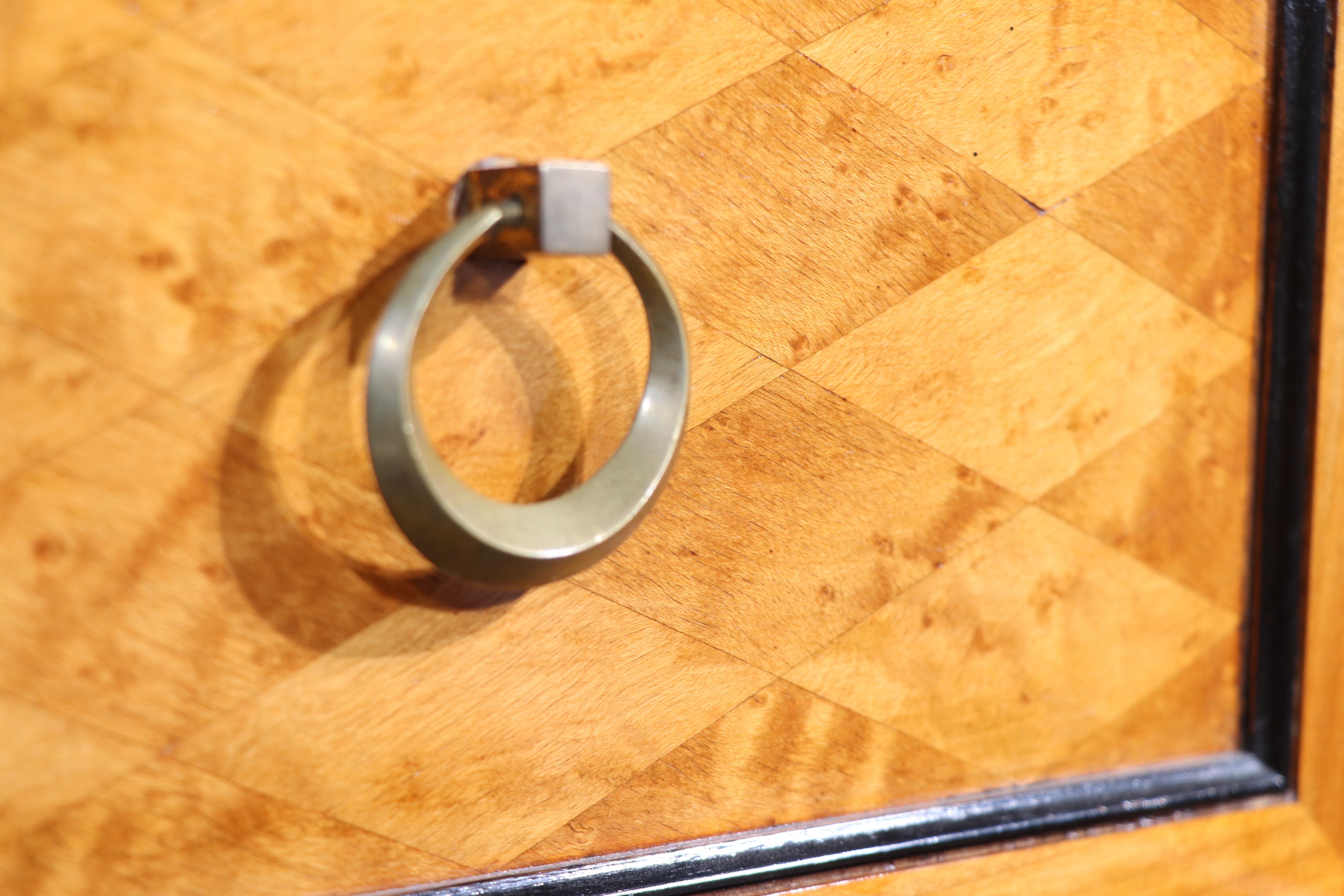 Kontinentale Kommode aus satiniertem Holz, Messing und Marmor, ca. 20. Jahrhundert, wahrscheinlich Italienisch hergestellt im Angebot 3