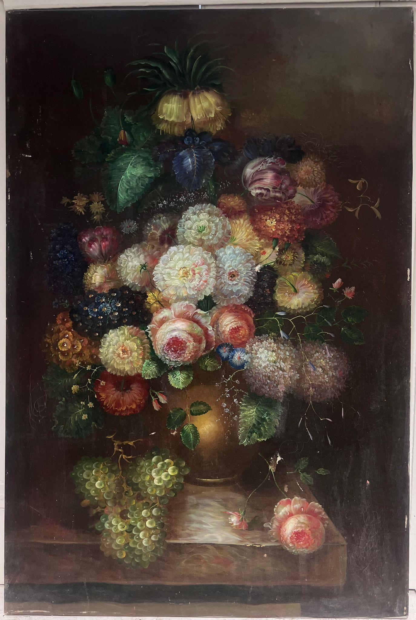Abbondanza di fiori con uva e rose Natura morta grande pittura a olio - Painting di Continental School
