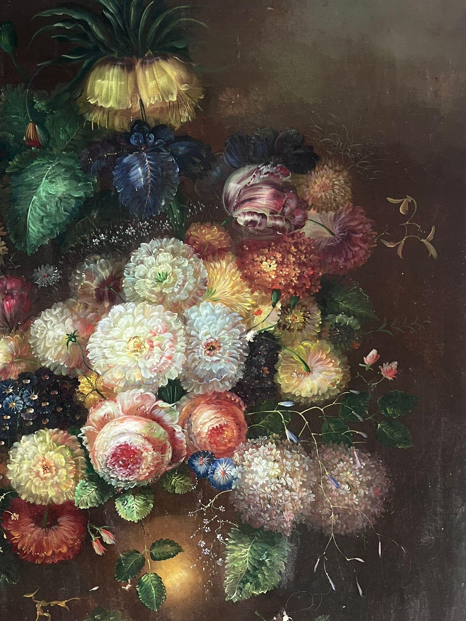 Abbondanza di fiori con uva e rose Natura morta grande pittura a olio - Painting Moderno di Continental School