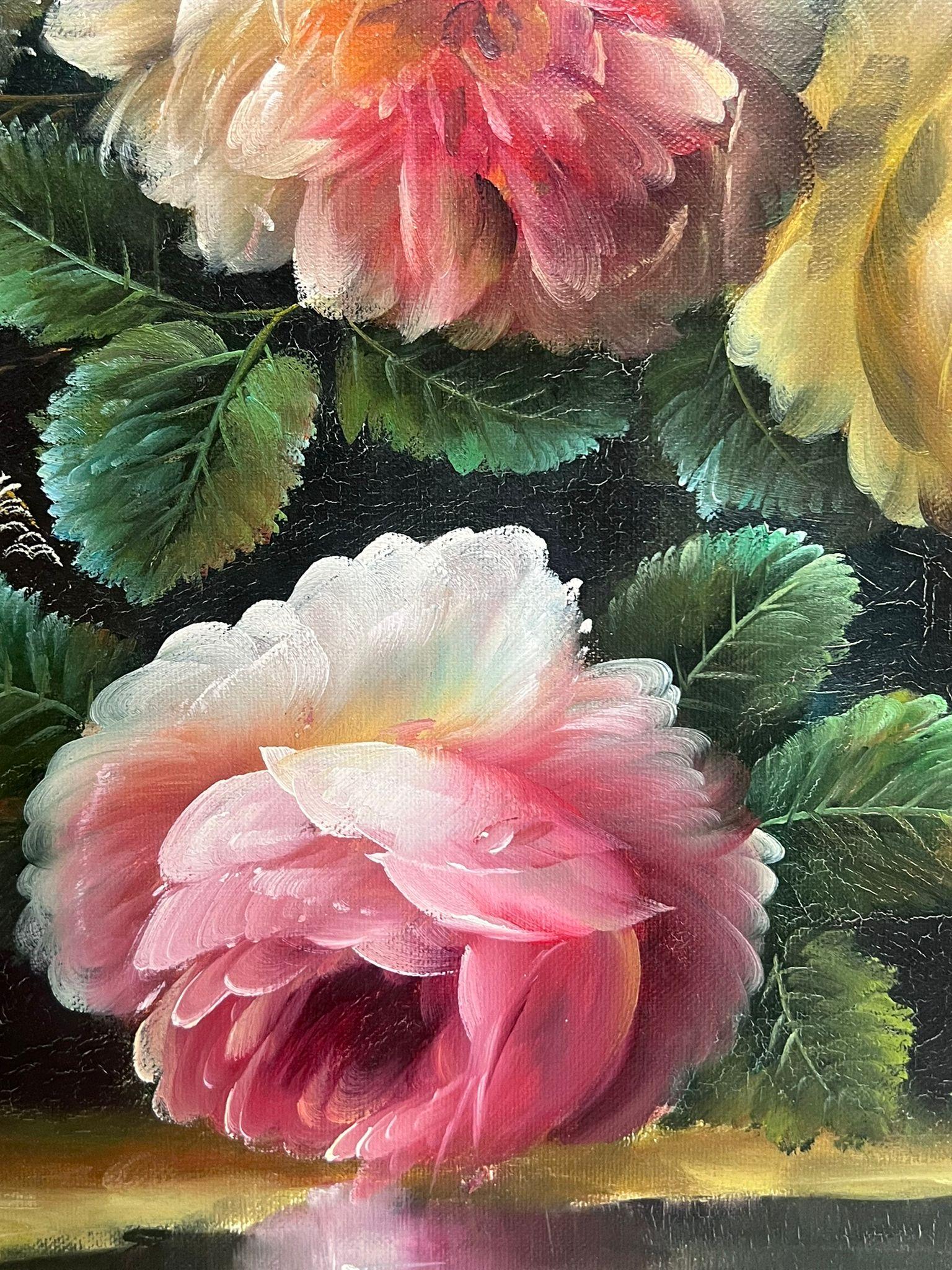 Rose arrossate in un vaso d'oro Natura morta Pittura ad olio classica di grandi dimensioni - Painting Moderno di Continental School