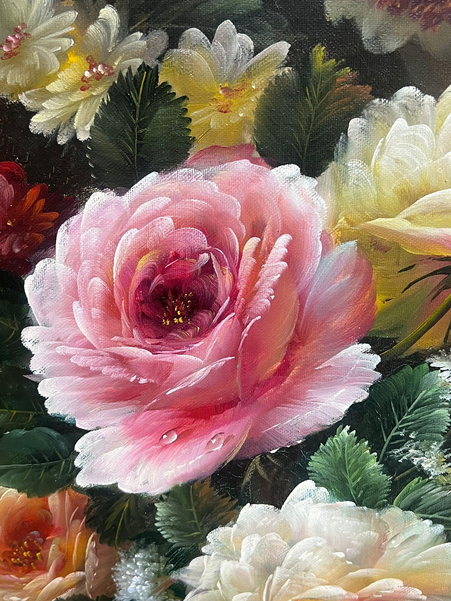 Rose arrossate in un vaso d'oro Natura morta Pittura ad olio classica di grandi dimensioni - Portrait Painting Nero di Continental School