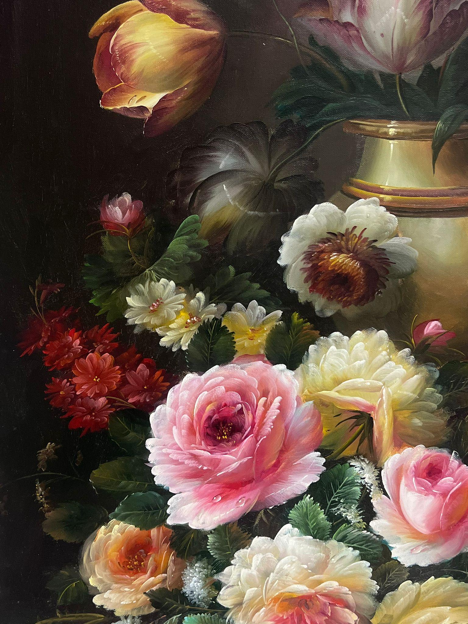 Rose arrossate in un vaso d'oro Natura morta Pittura ad olio classica di grandi dimensioni in vendita 1