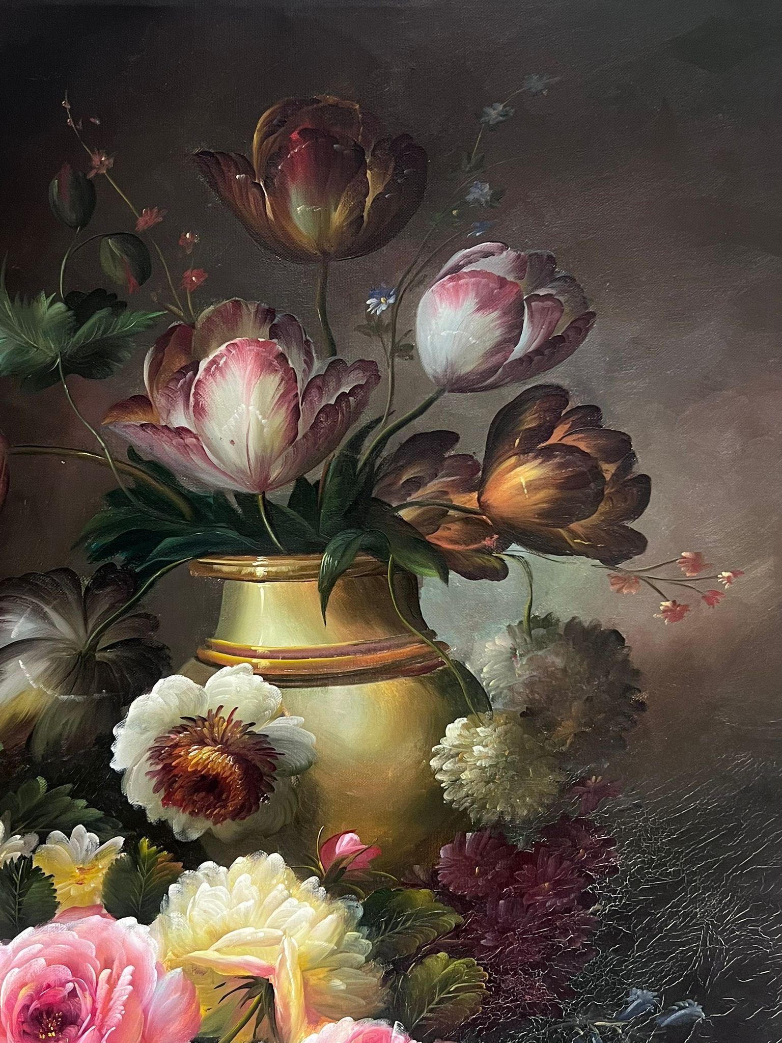 Rose arrossate in un vaso d'oro Natura morta Pittura ad olio classica di grandi dimensioni in vendita 2